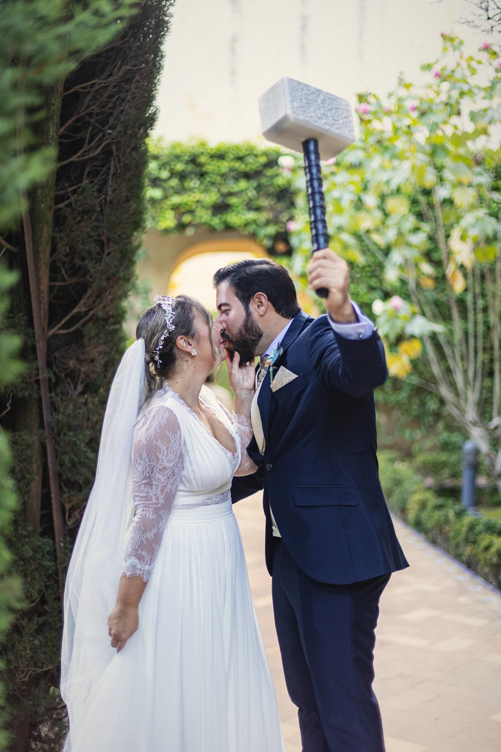 Beso entre los cipreses de los jardines del Alcázar