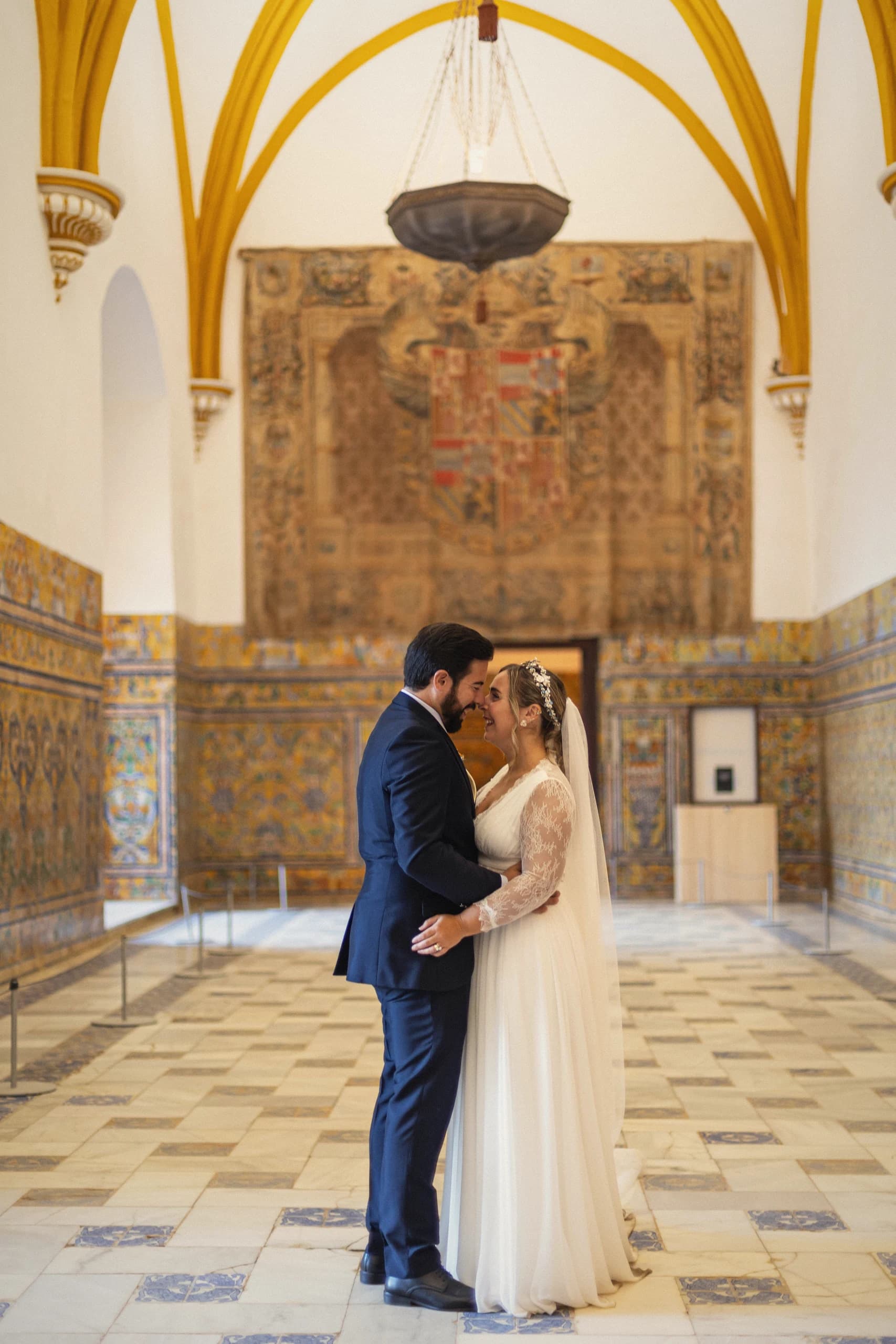 Abrazo en el gran salón de bóvedas del Alcázar