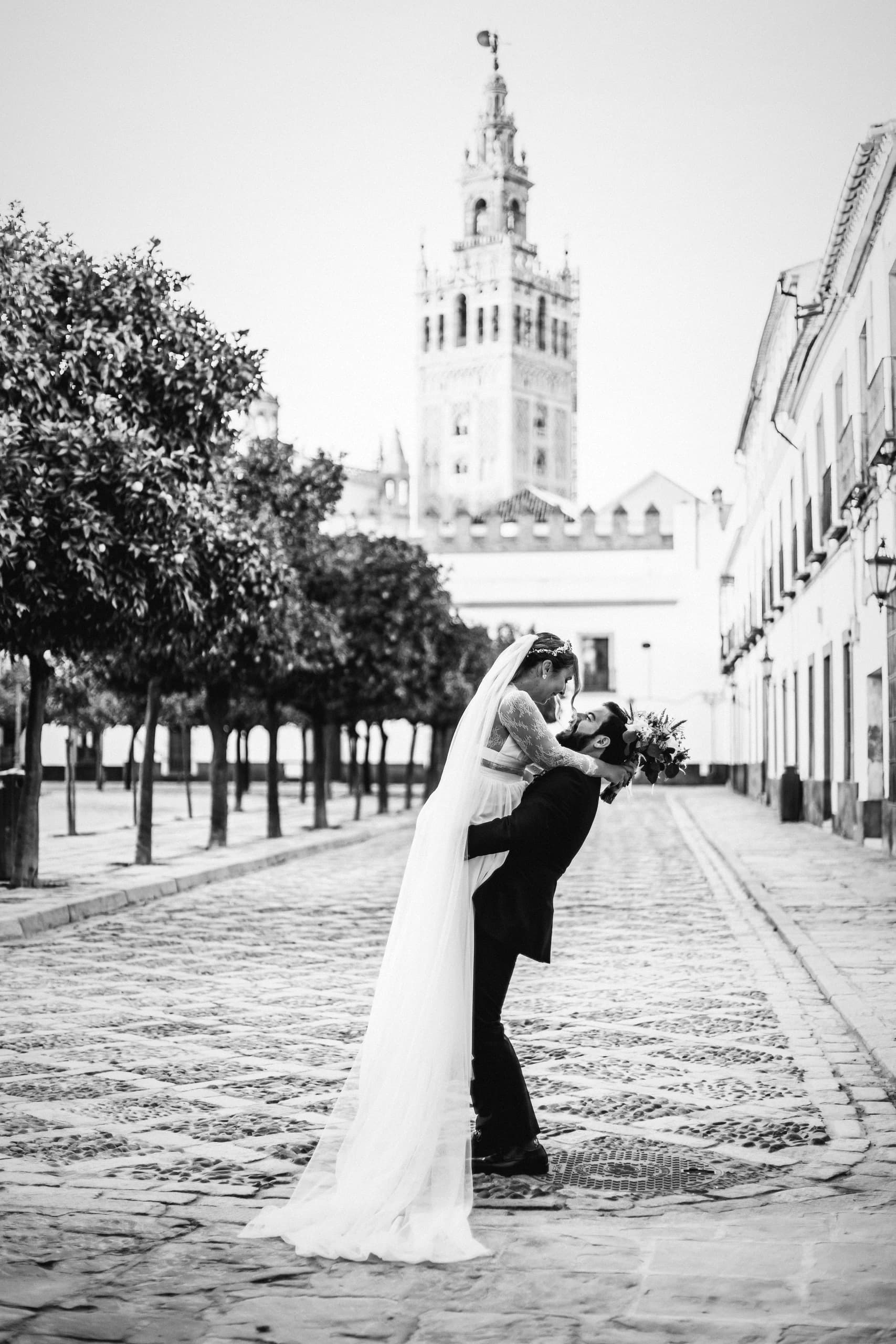 Beso en el Patio de Banderas, en blanco y negro