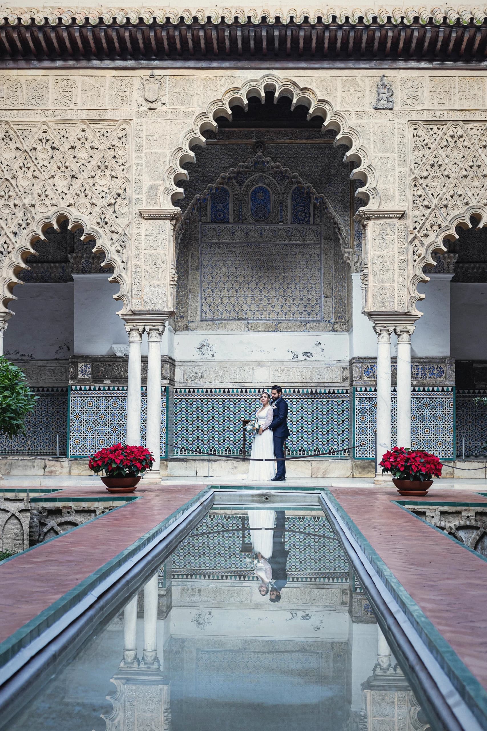El Patio de las Doncellas entero, con los dos al fondo reflejados en la alberca