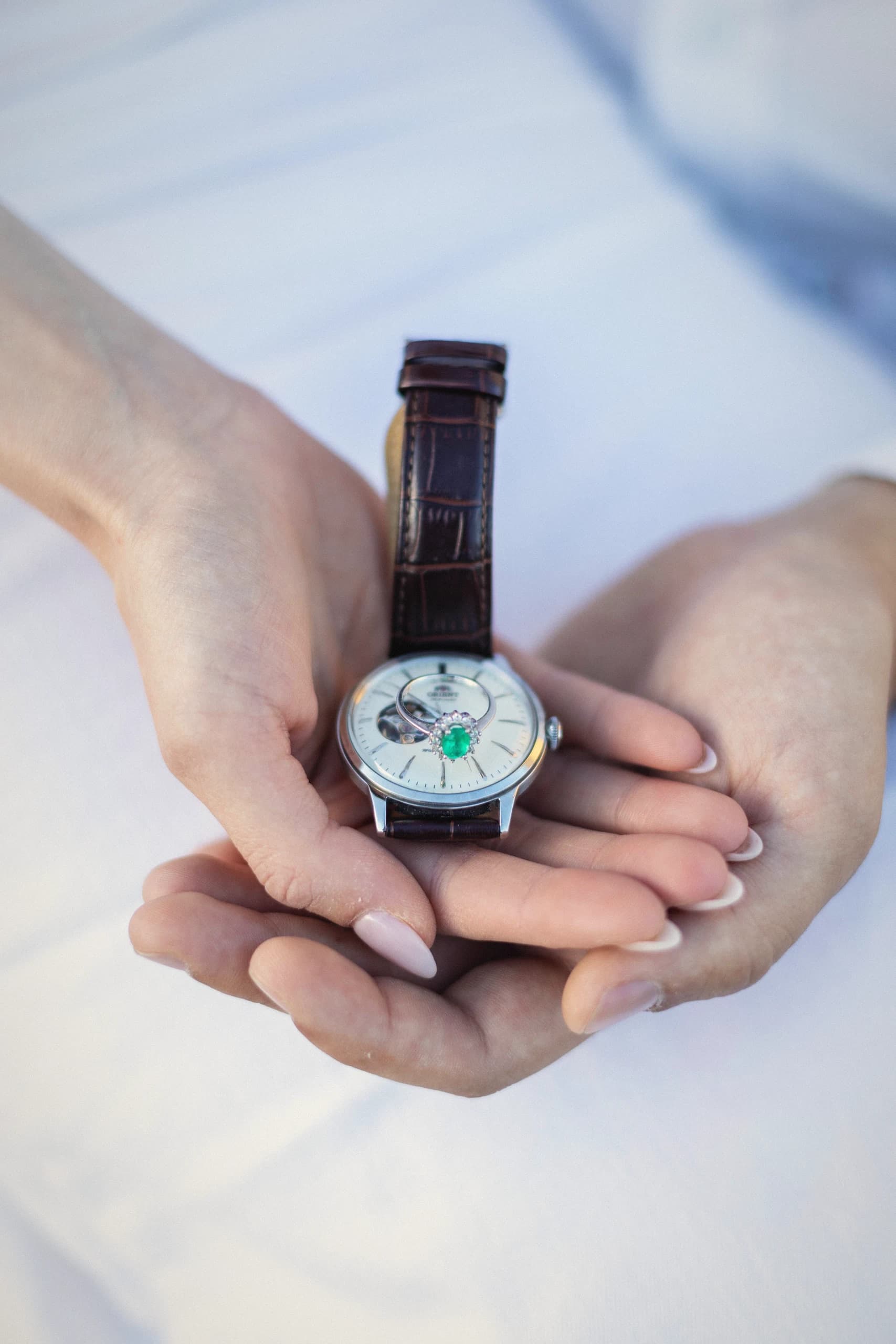 El reloj de él en las manos de ella, detalle