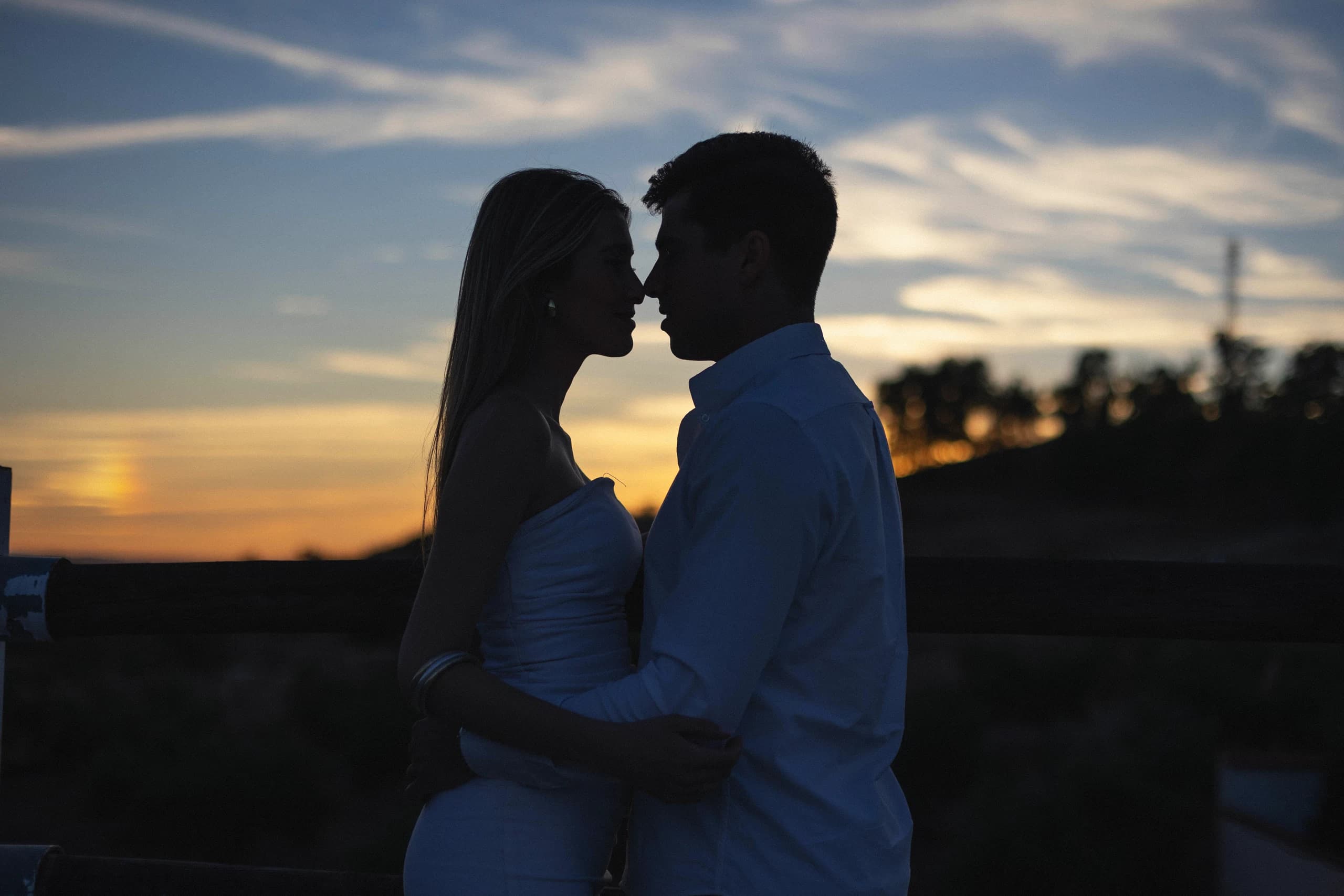Silueta de la pareja al atardecer sobre la sierra