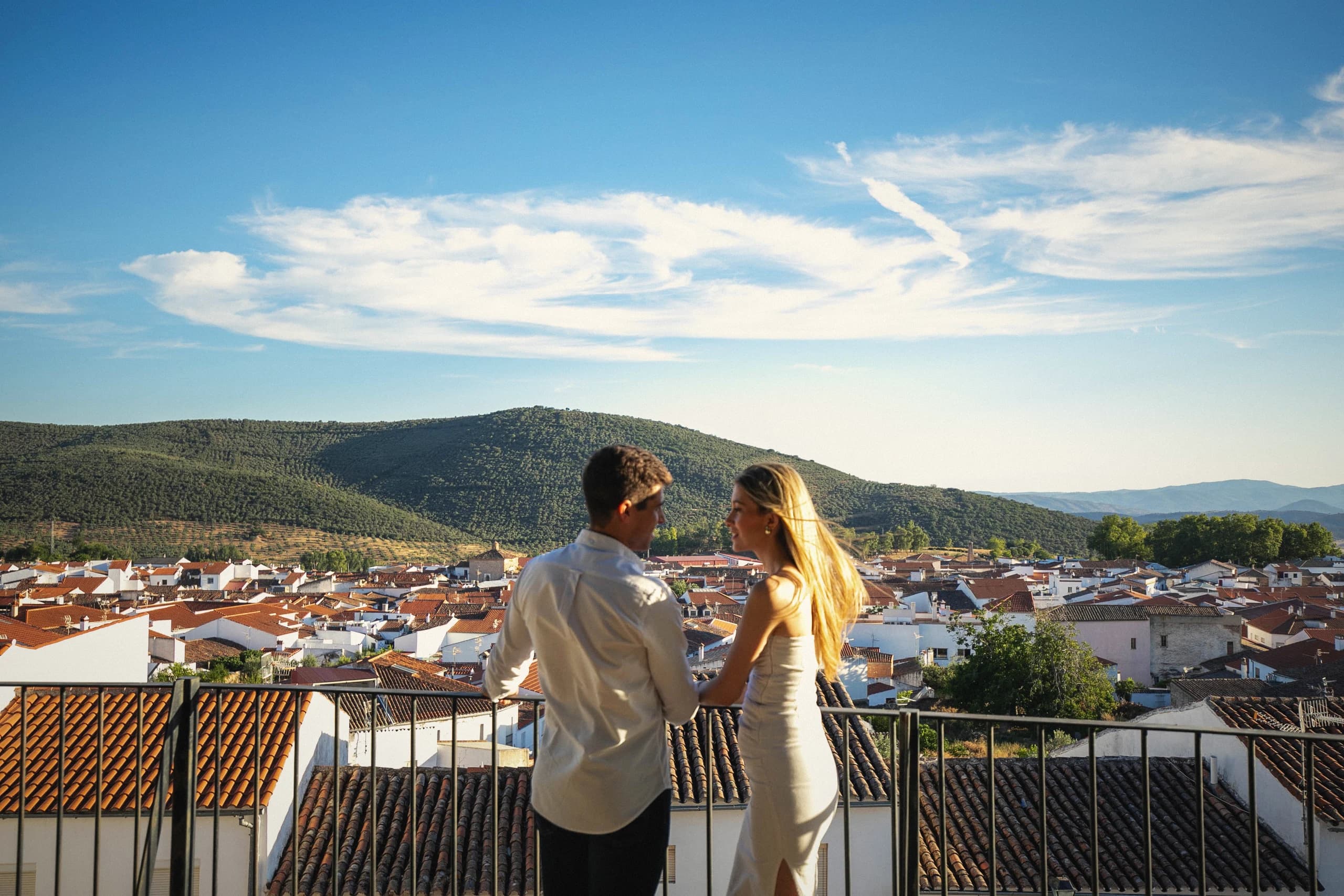 Los dos en el mirador con el pueblo blanco y las montañas al fondo