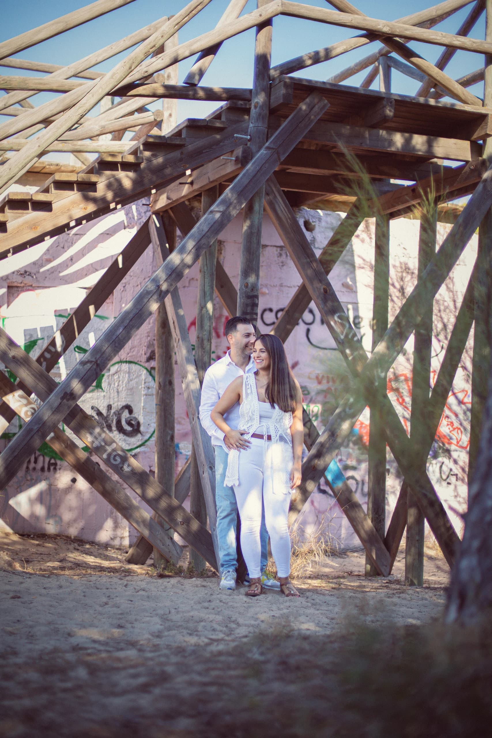 La pareja bajo la estructura de madera de la playa
