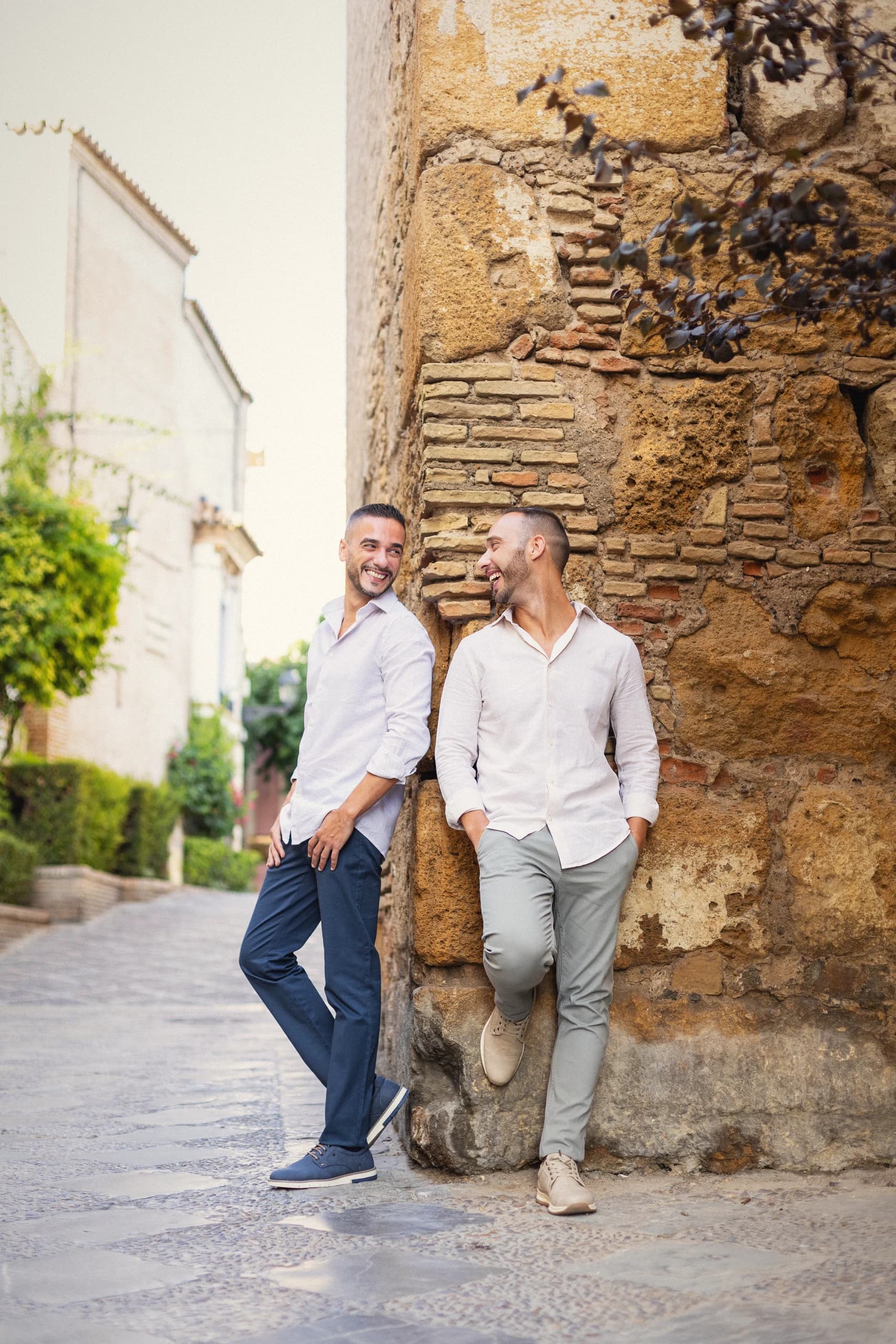 Los dos apoyados en el muro de una callejuela del barrio de Santa Cruz