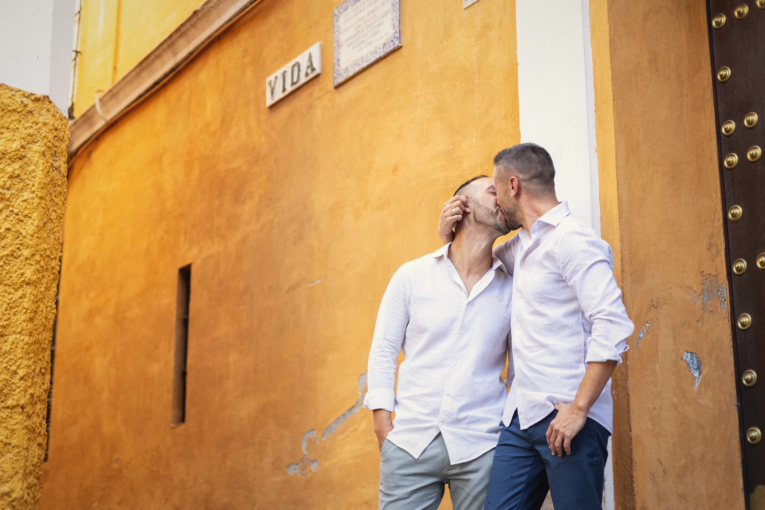 Beso junto a la pared ocre de la calle Vida