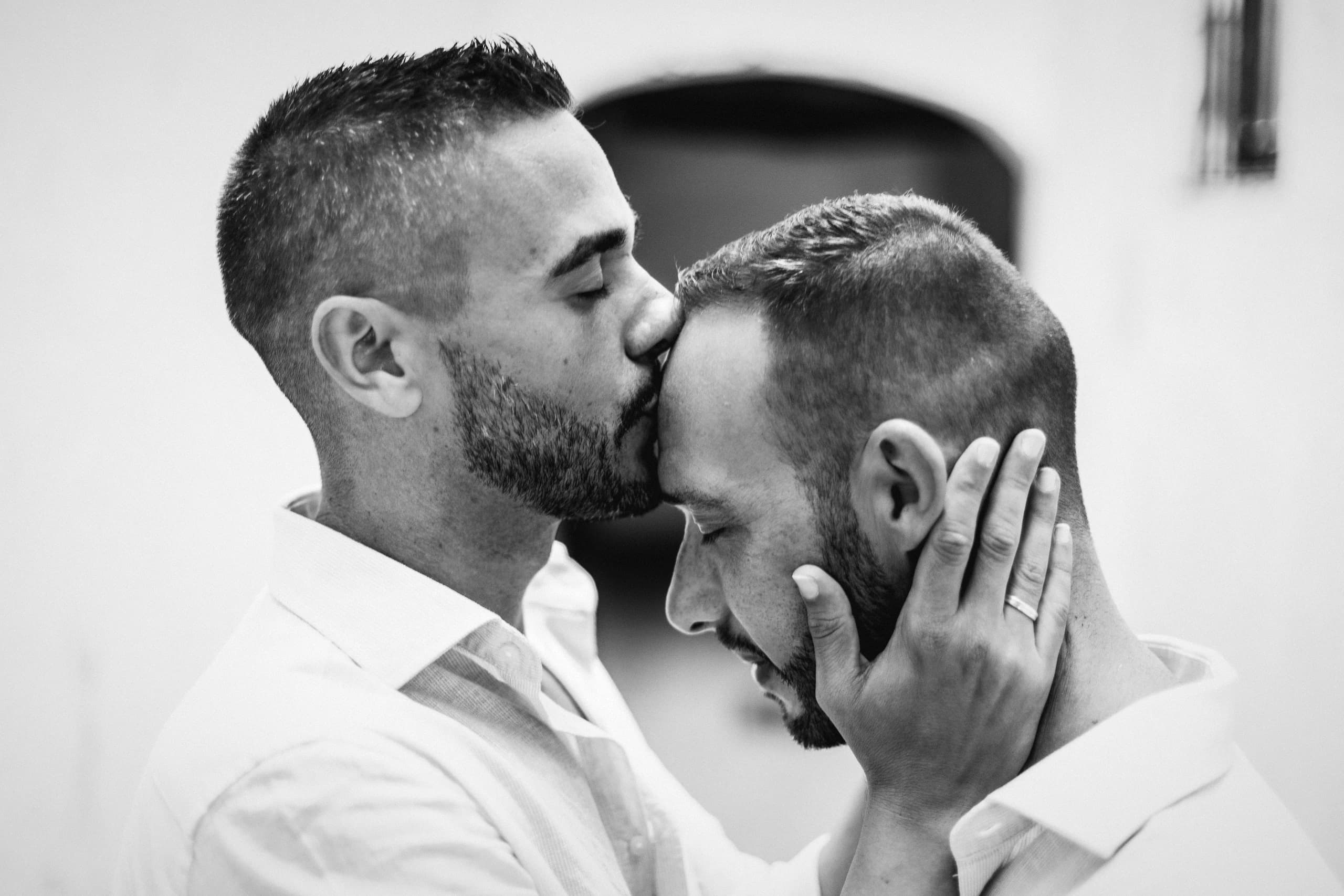 Beso en la frente, retrato en blanco y negro