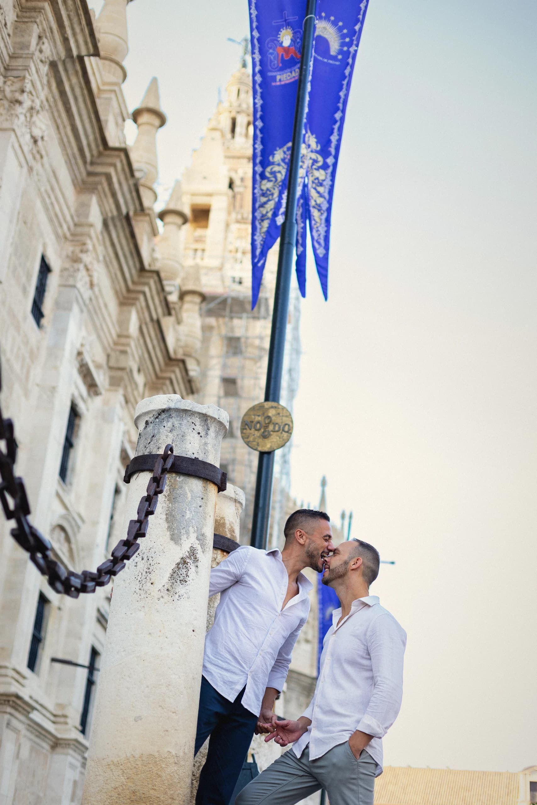 Beso junto a las cadenas de la catedral