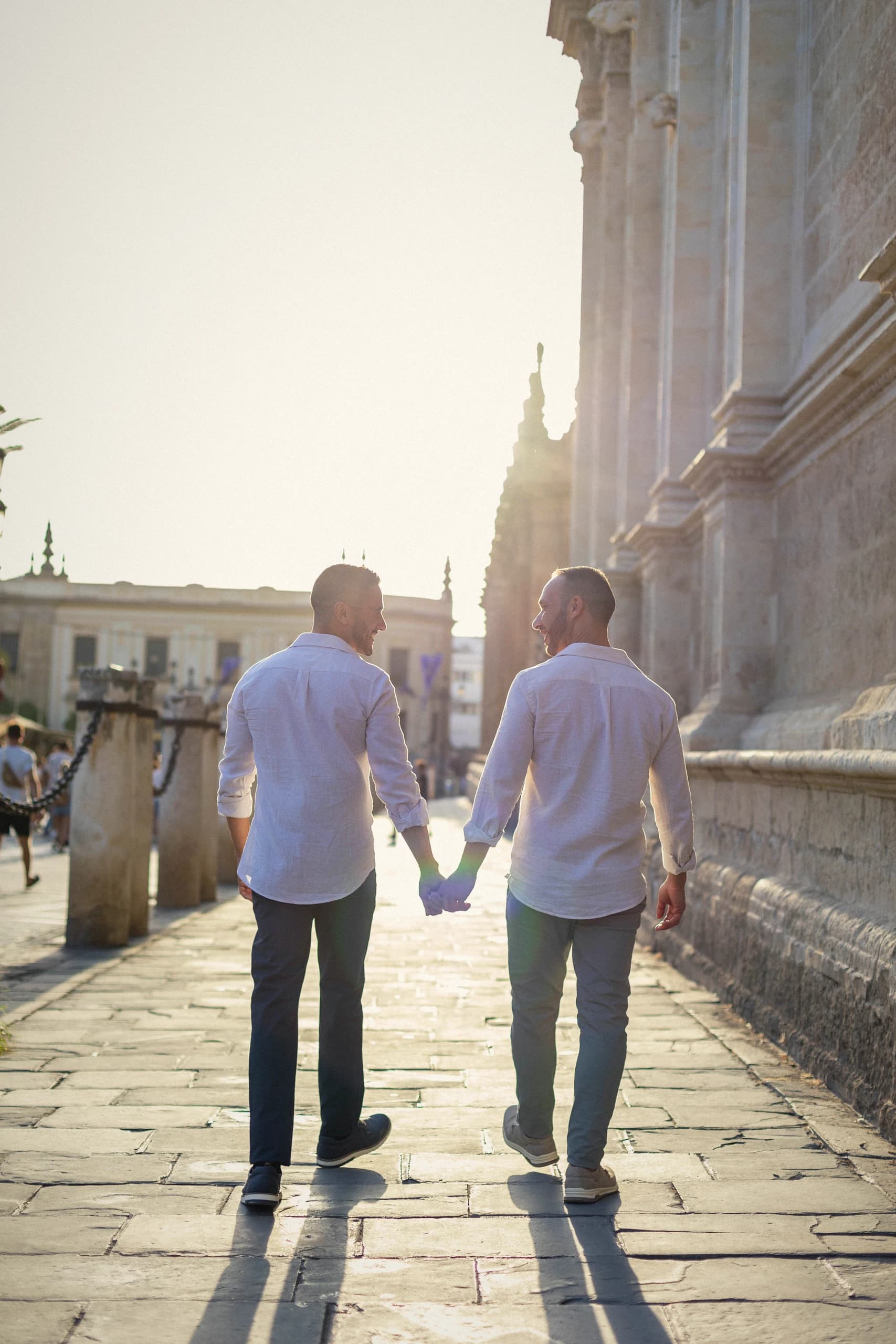 Paseando de la mano junto a la catedral al atardecer