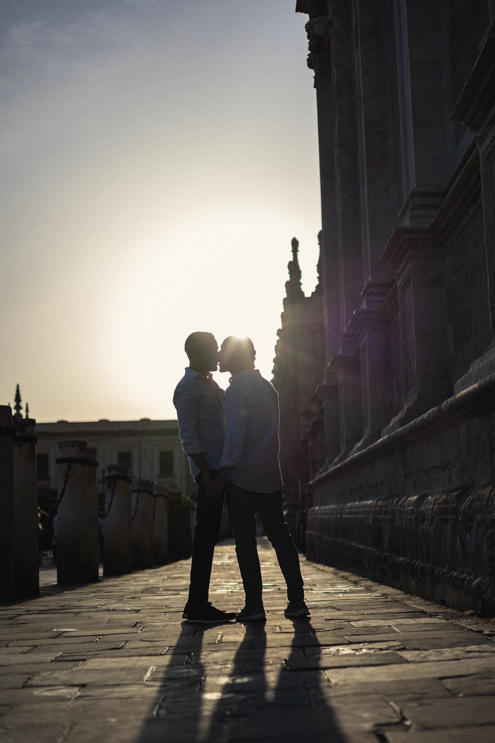 Silueta de la pareja besándose con el sol detrás