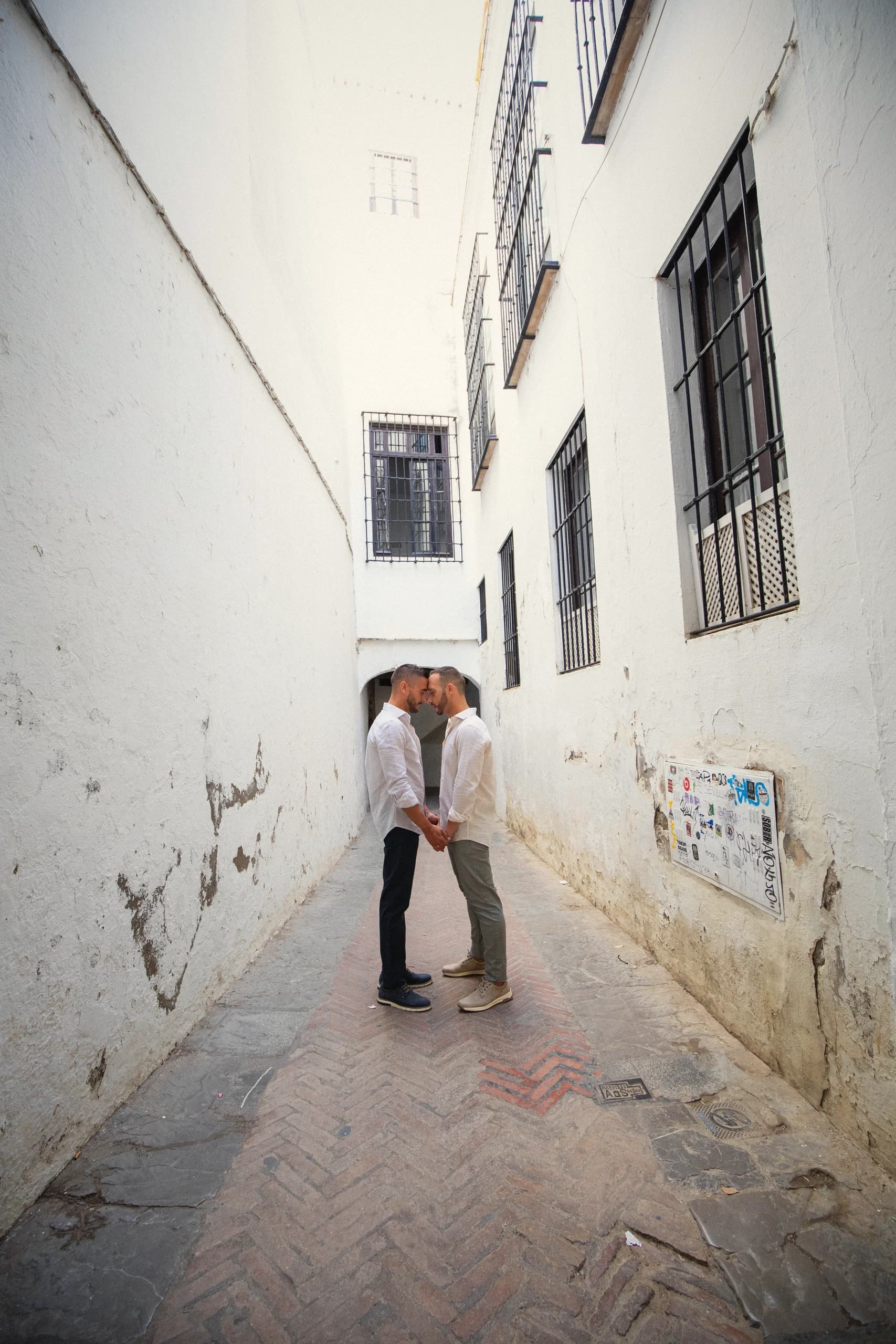Beso en una callejuela blanca de Santa Cruz