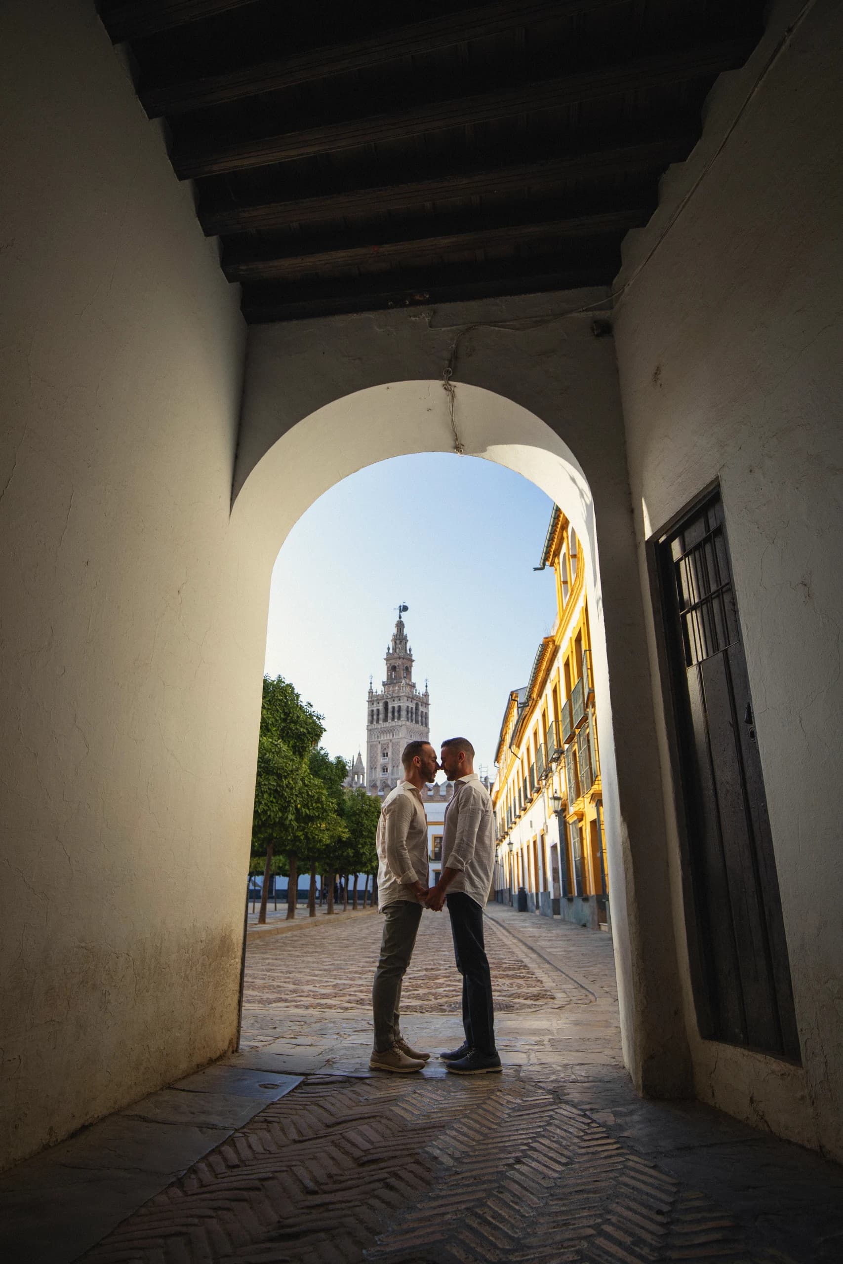 La pareja enmarcada por el arco del Patio de Banderas