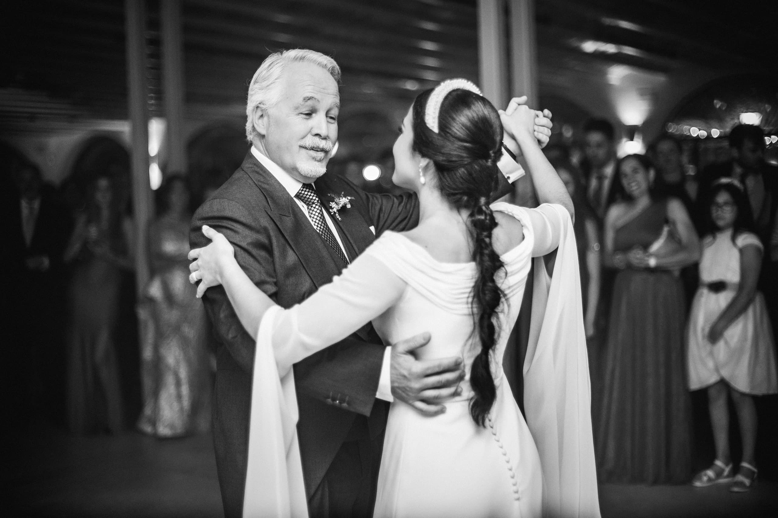 La novia bailando con su padre, en blanco y negro