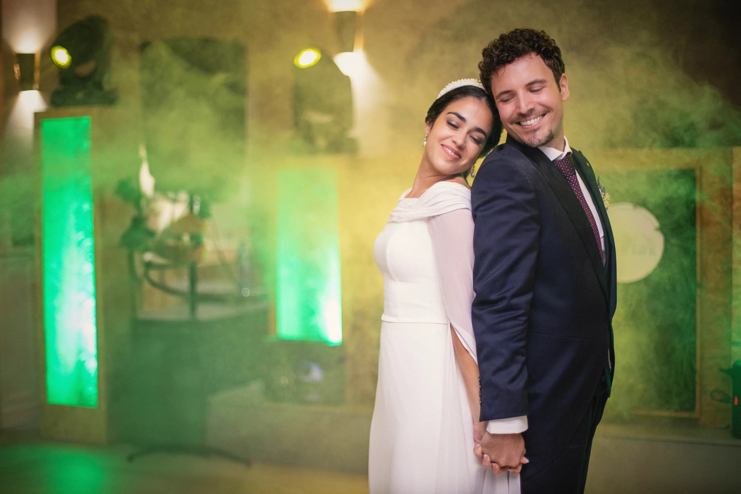 Los novios entre el humo verde de la fiesta