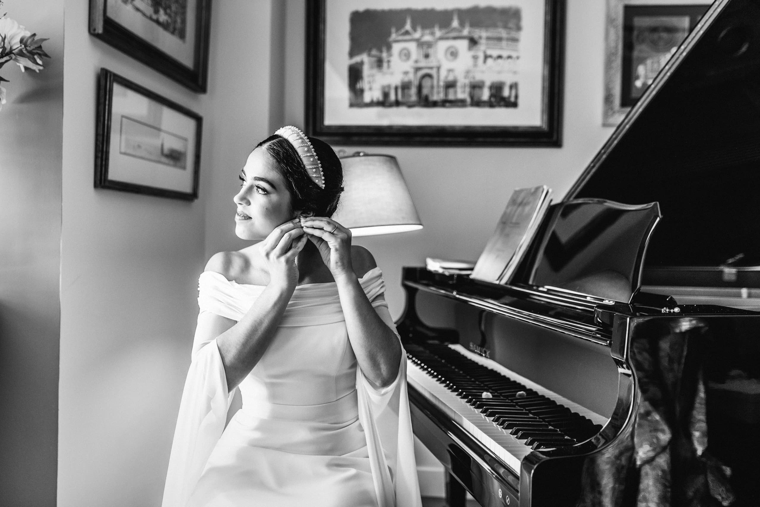La novia junto al piano de cola, en blanco y negro