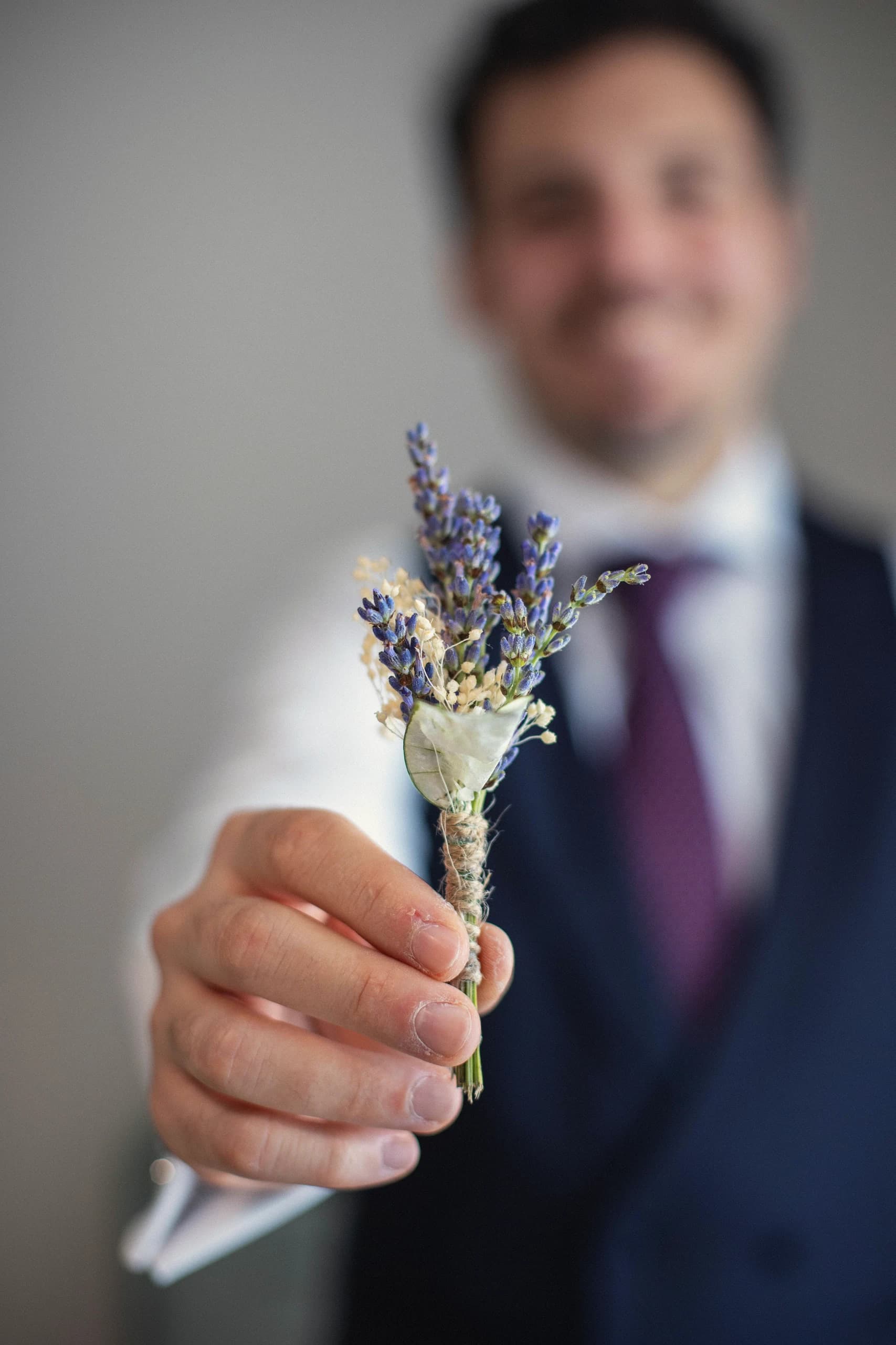 Detalle del ojal de lavanda del novio
