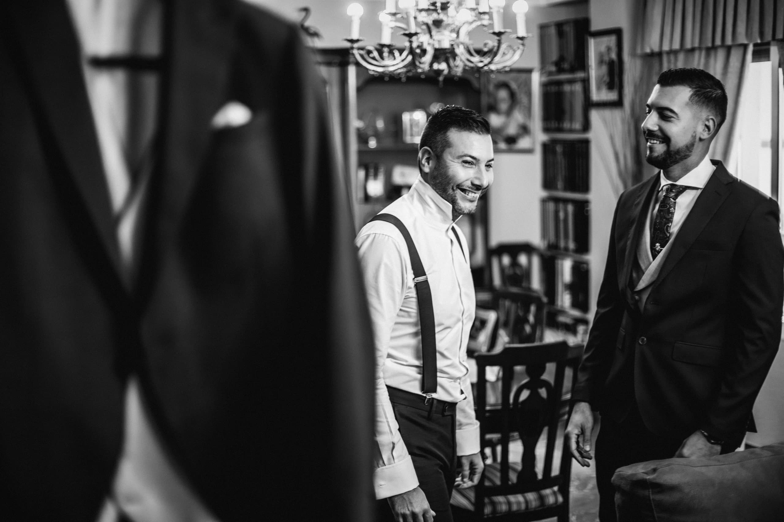 El novio con sus amigos antes de salir, en blanco y negro