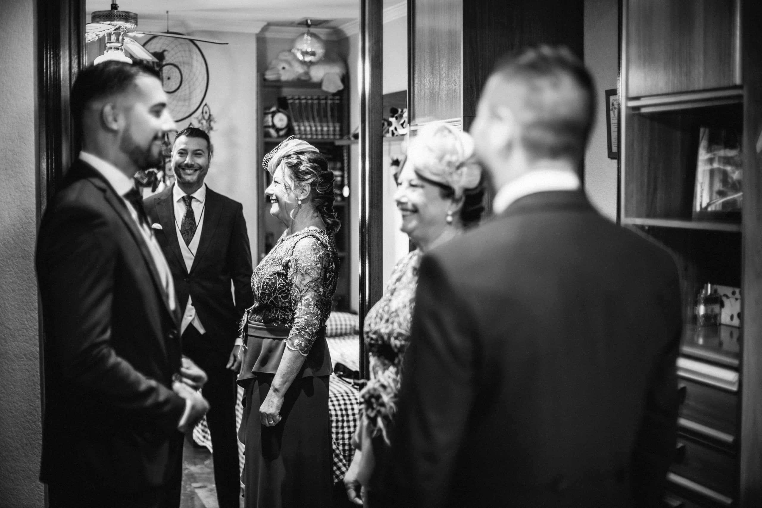El novio saludando a la familia, en blanco y negro