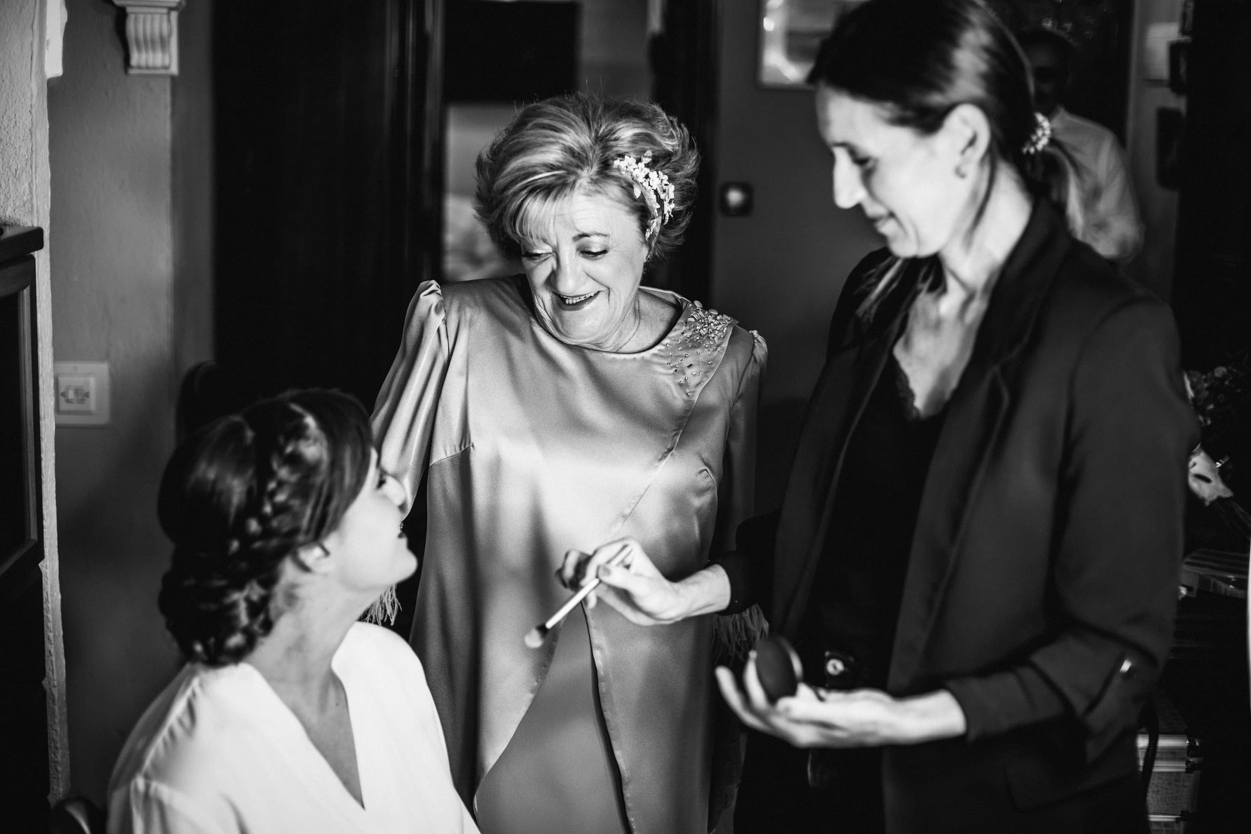 La novia con su madre antes de salir, en blanco y negro