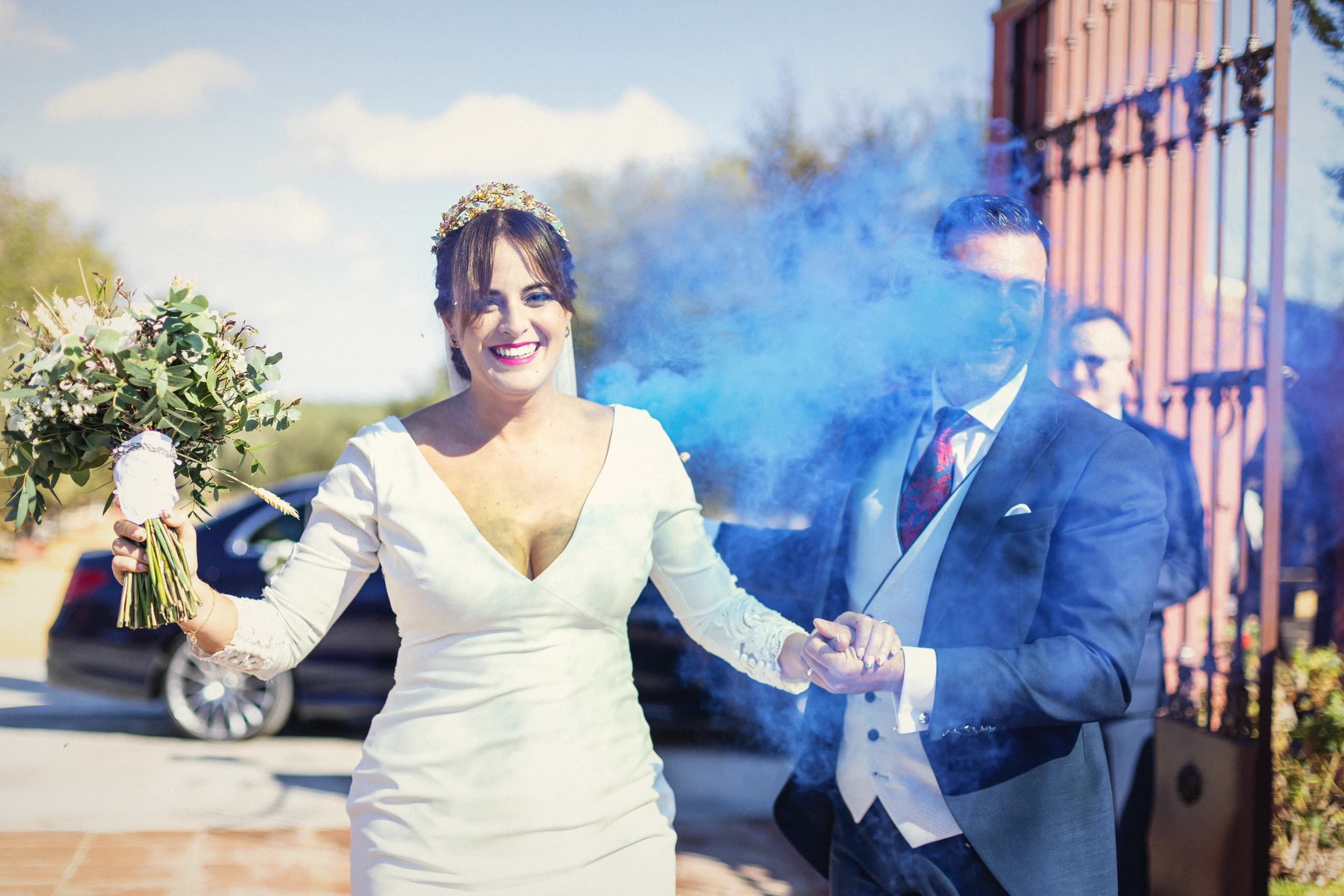 La novia con la bengala de humo azul
