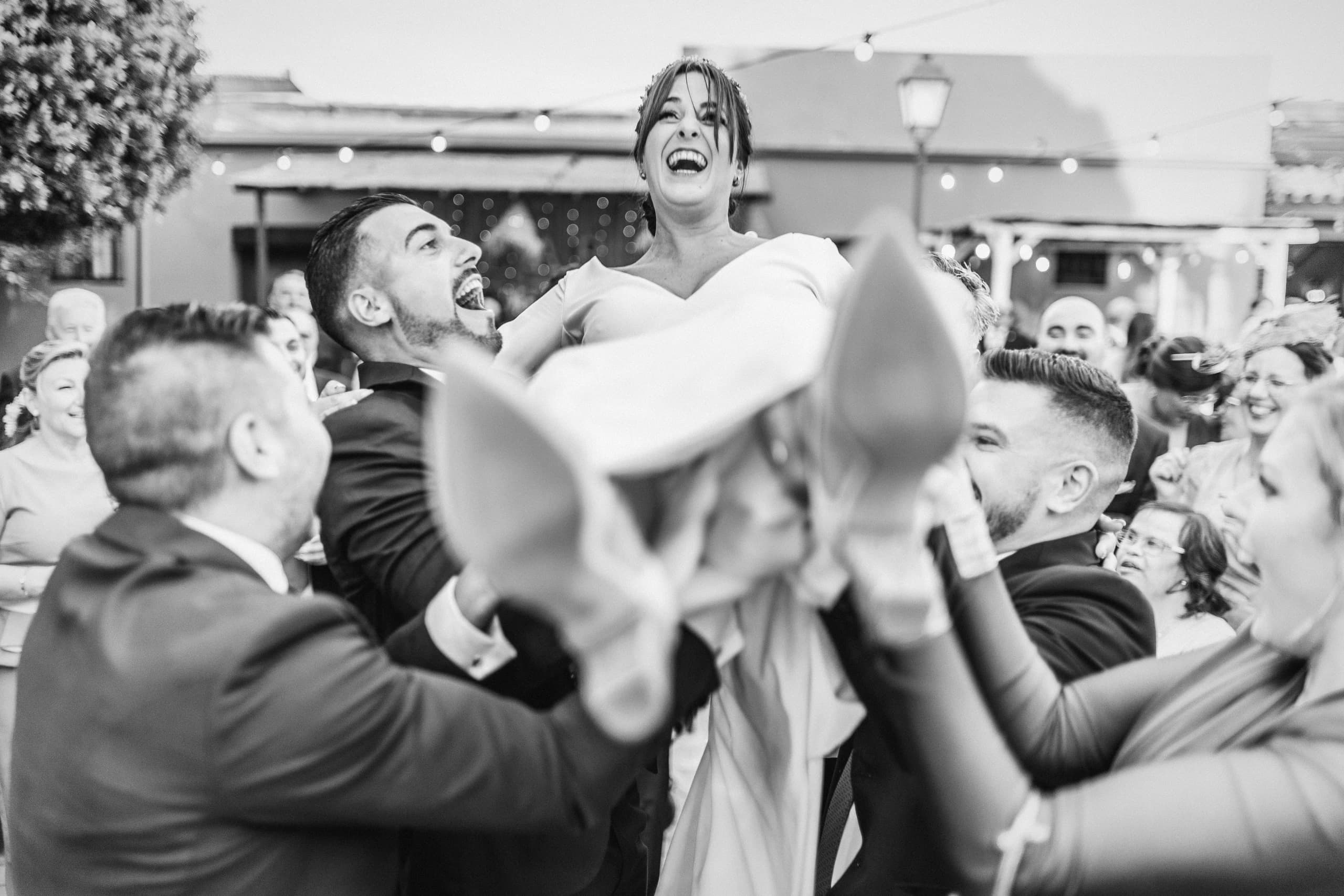 La novia manteada por sus amigos, en blanco y negro