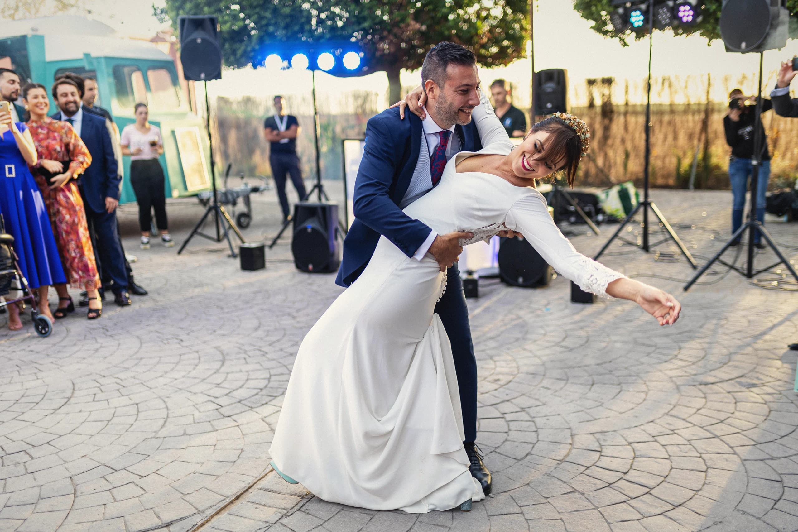 El primer baile al aire libre, con la novia inclinada hacia atrás