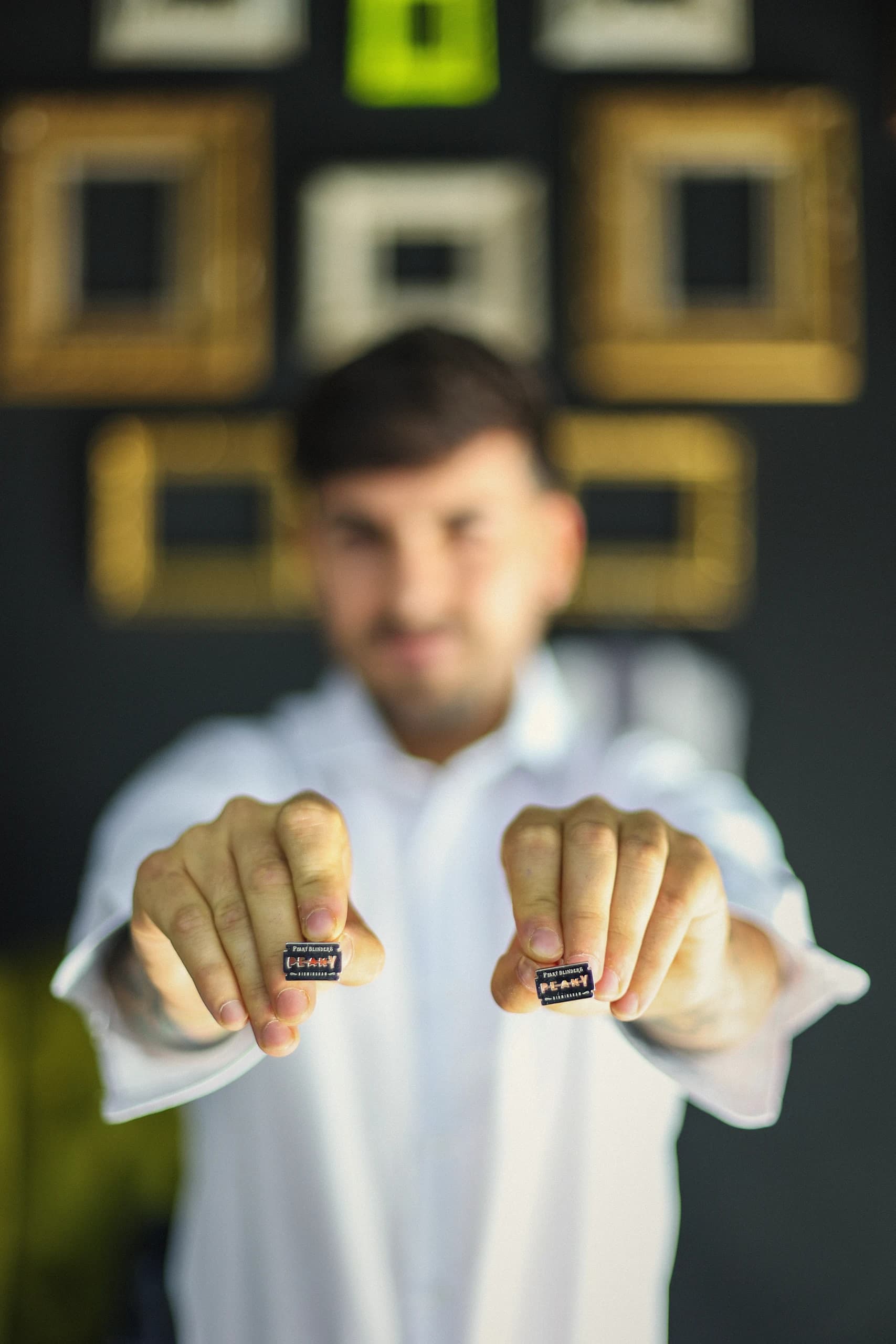 El novio mostrando un anillo con un guiño personal