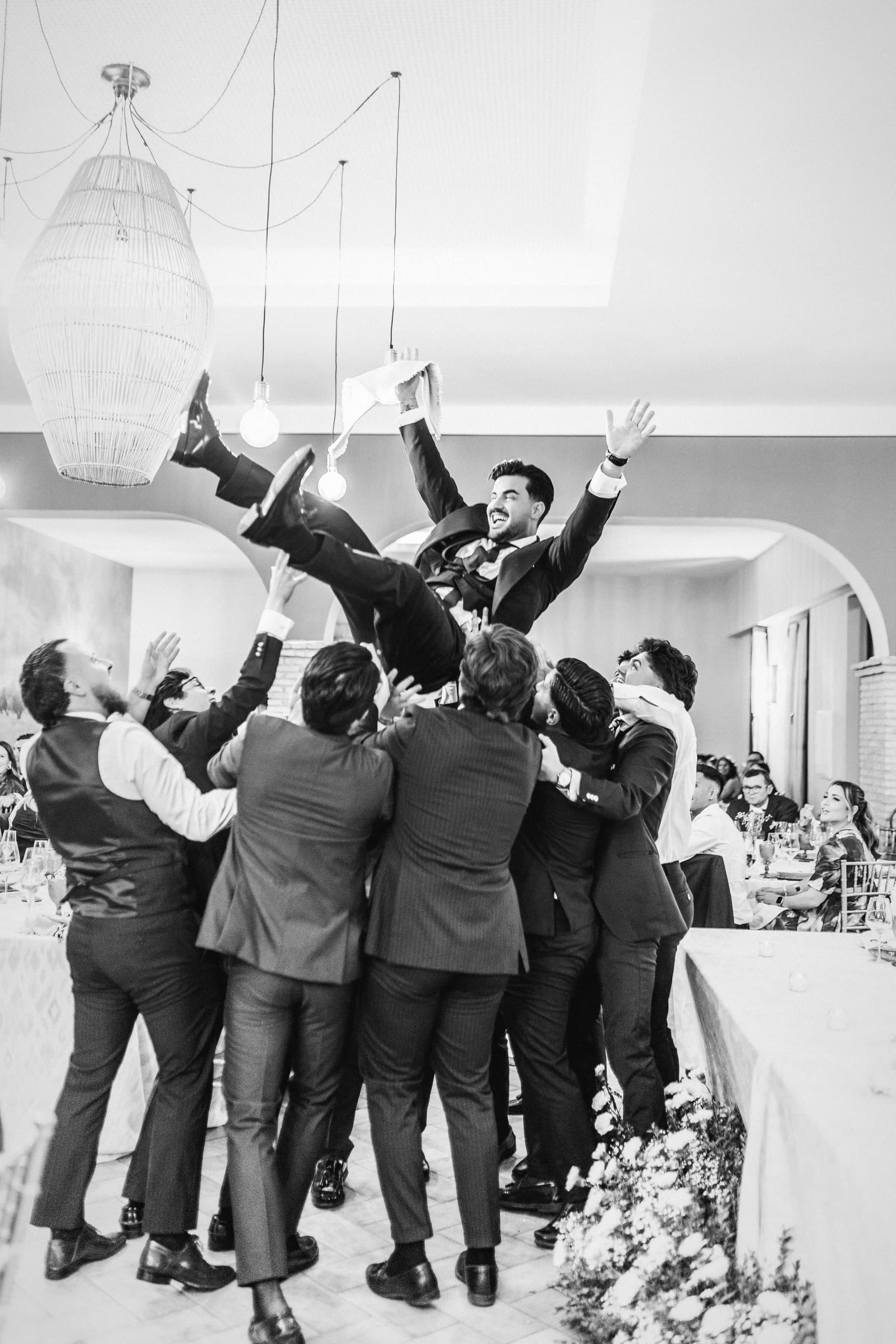 El novio levantado en volandas por sus amigos durante la fiesta
