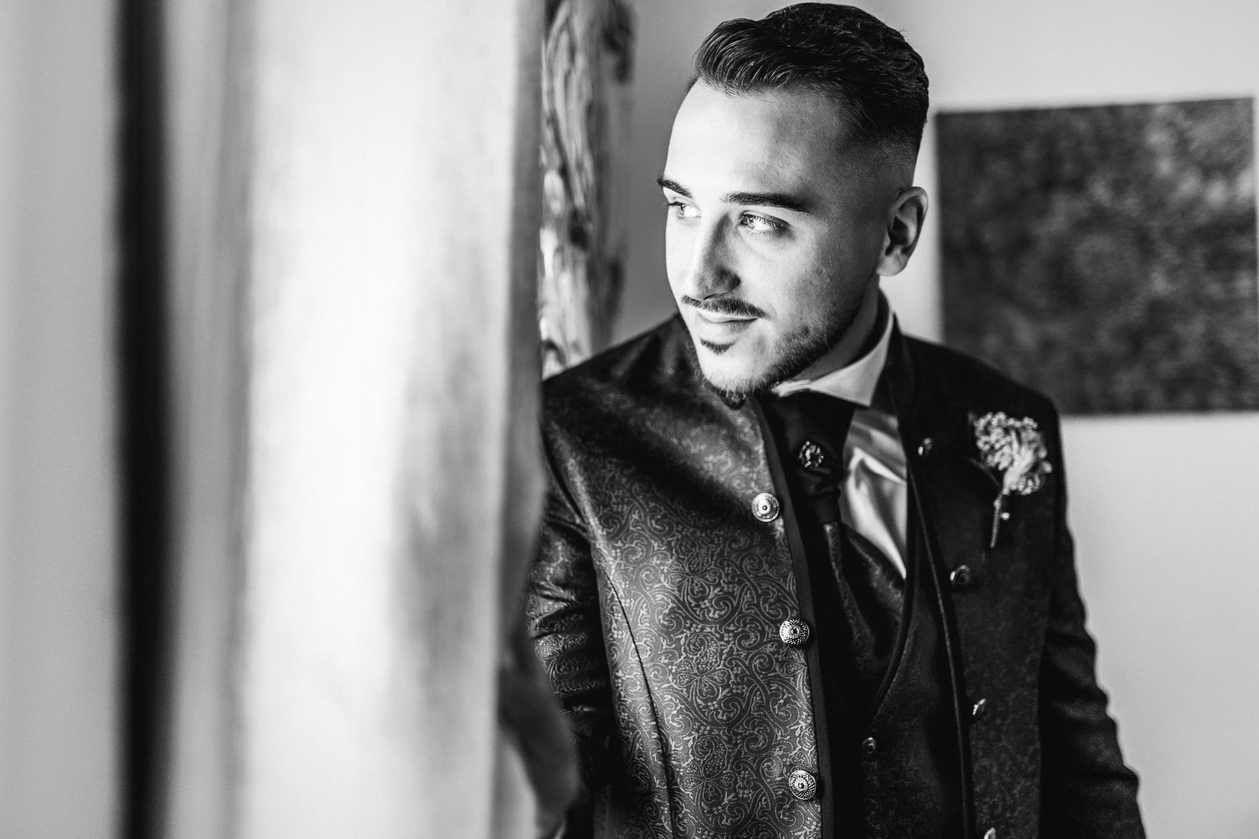 El novio con la chaqueta verde brocada, en blanco y negro