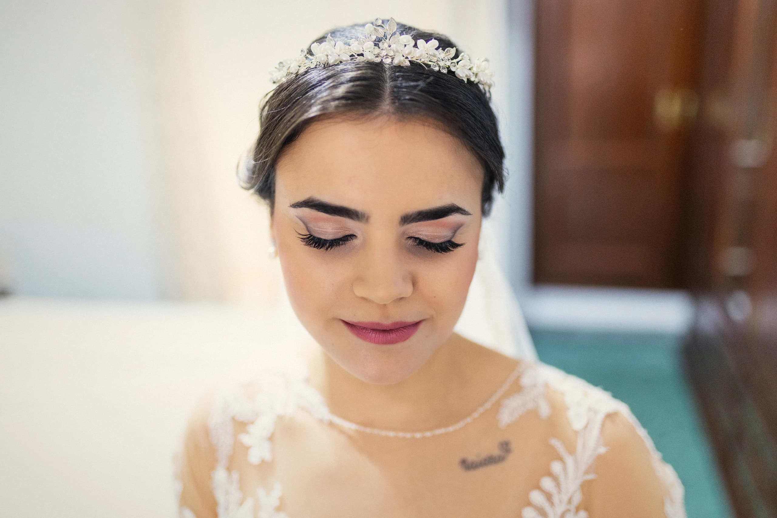 Retrato de la novia con la tiara y los ojos cerrados