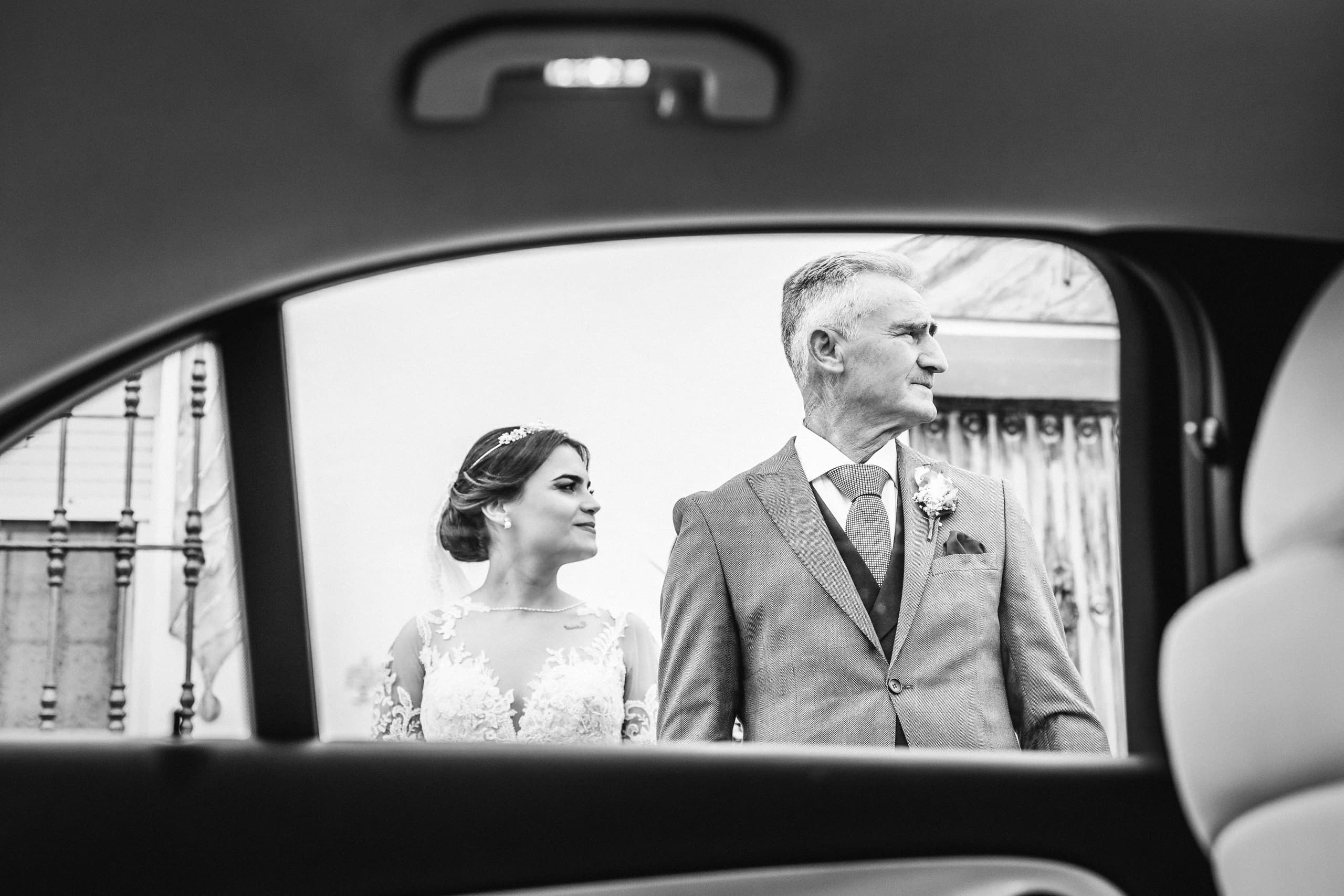 Los novios en el coche, en blanco y negro