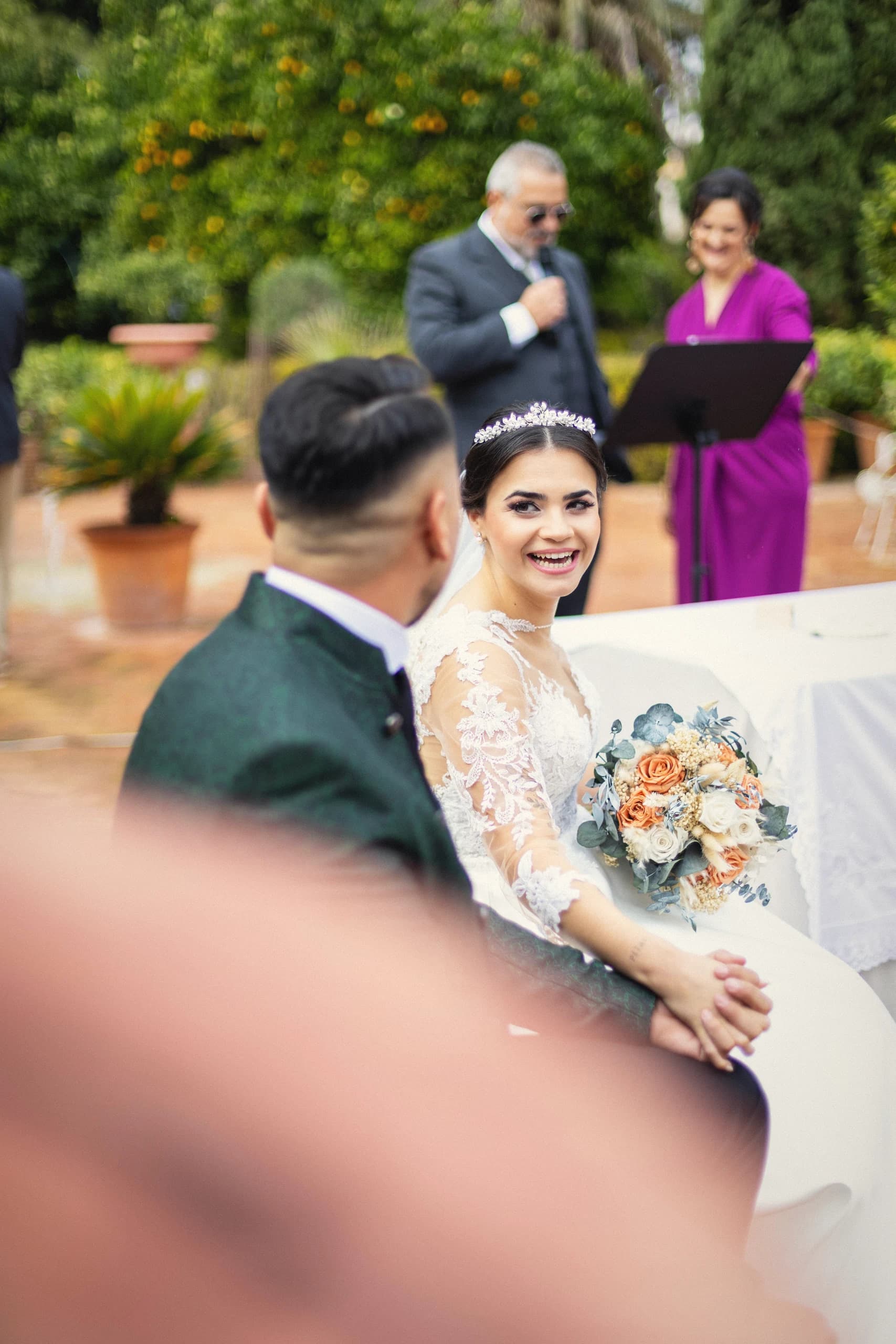 La novia mirando atrás durante la ceremonia en el jardín