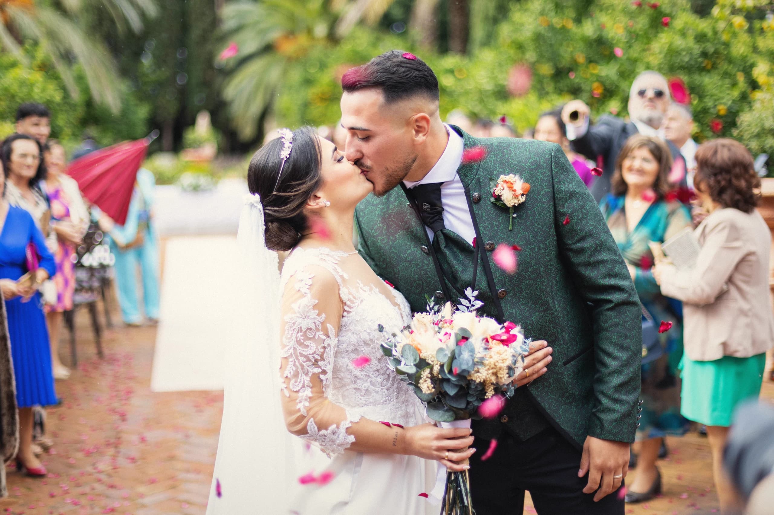 Beso a la salida de la ceremonia entre los invitados
