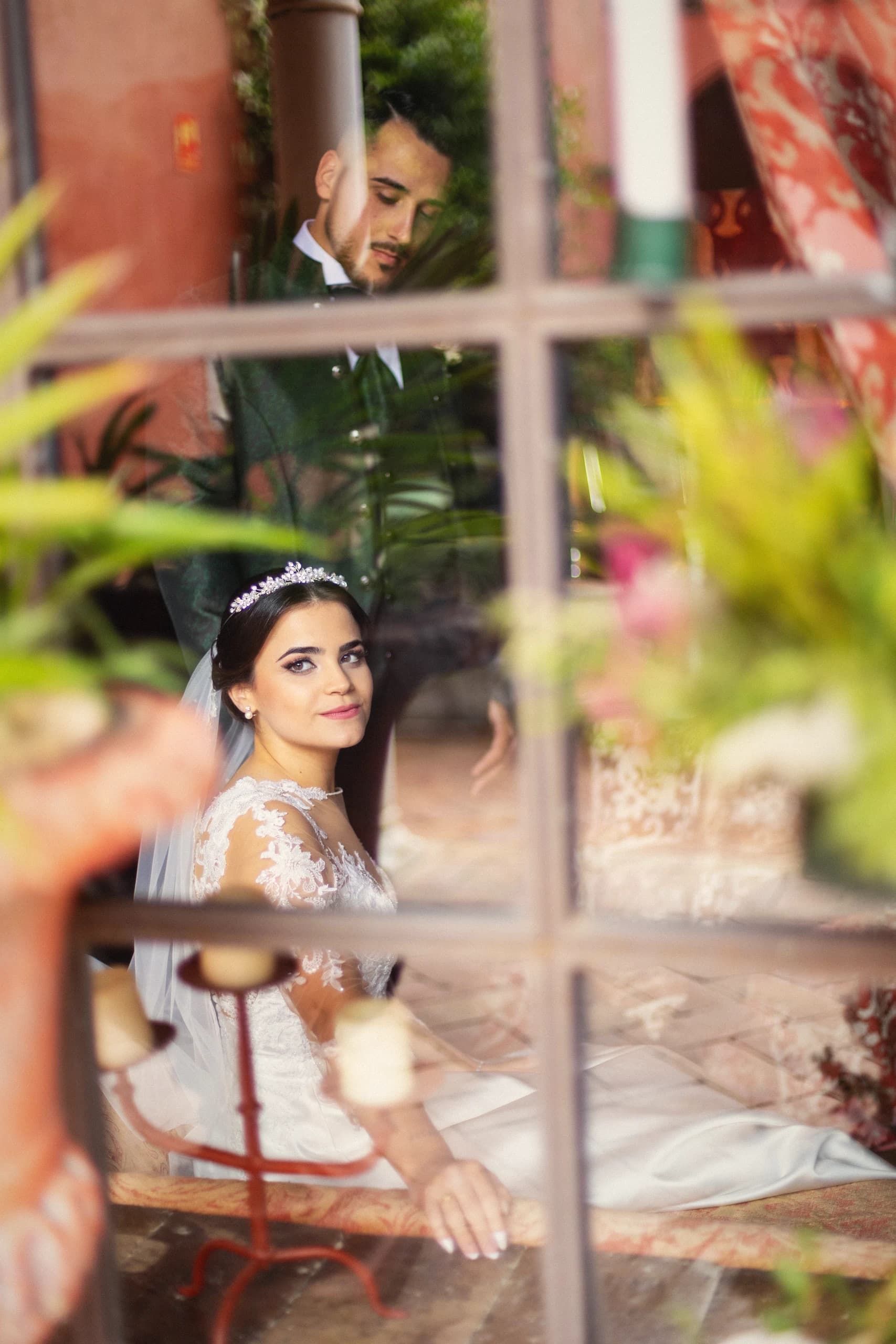 La novia a través del cristal de la ventana