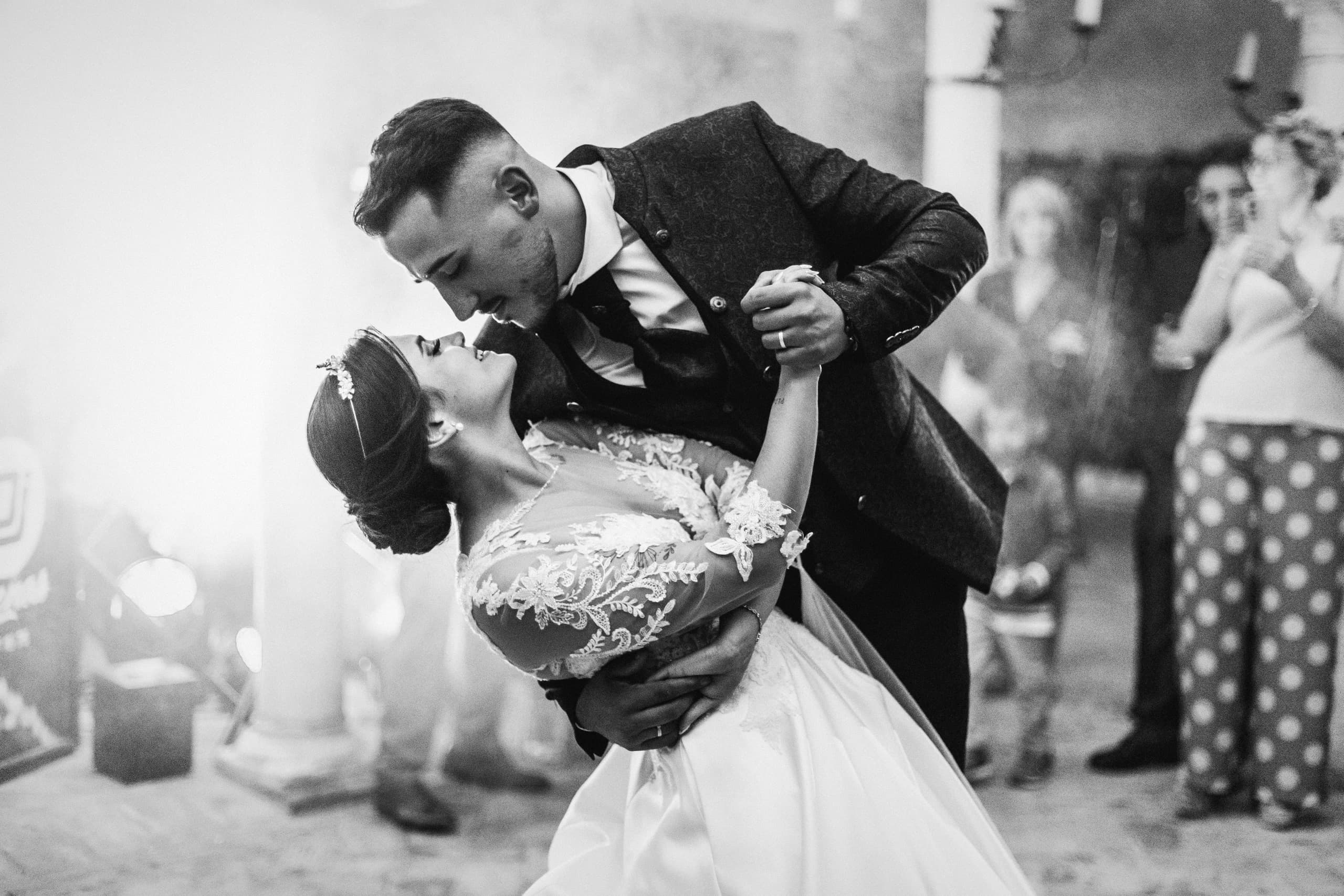 El novio inclinando a la novia en el baile, en blanco y negro