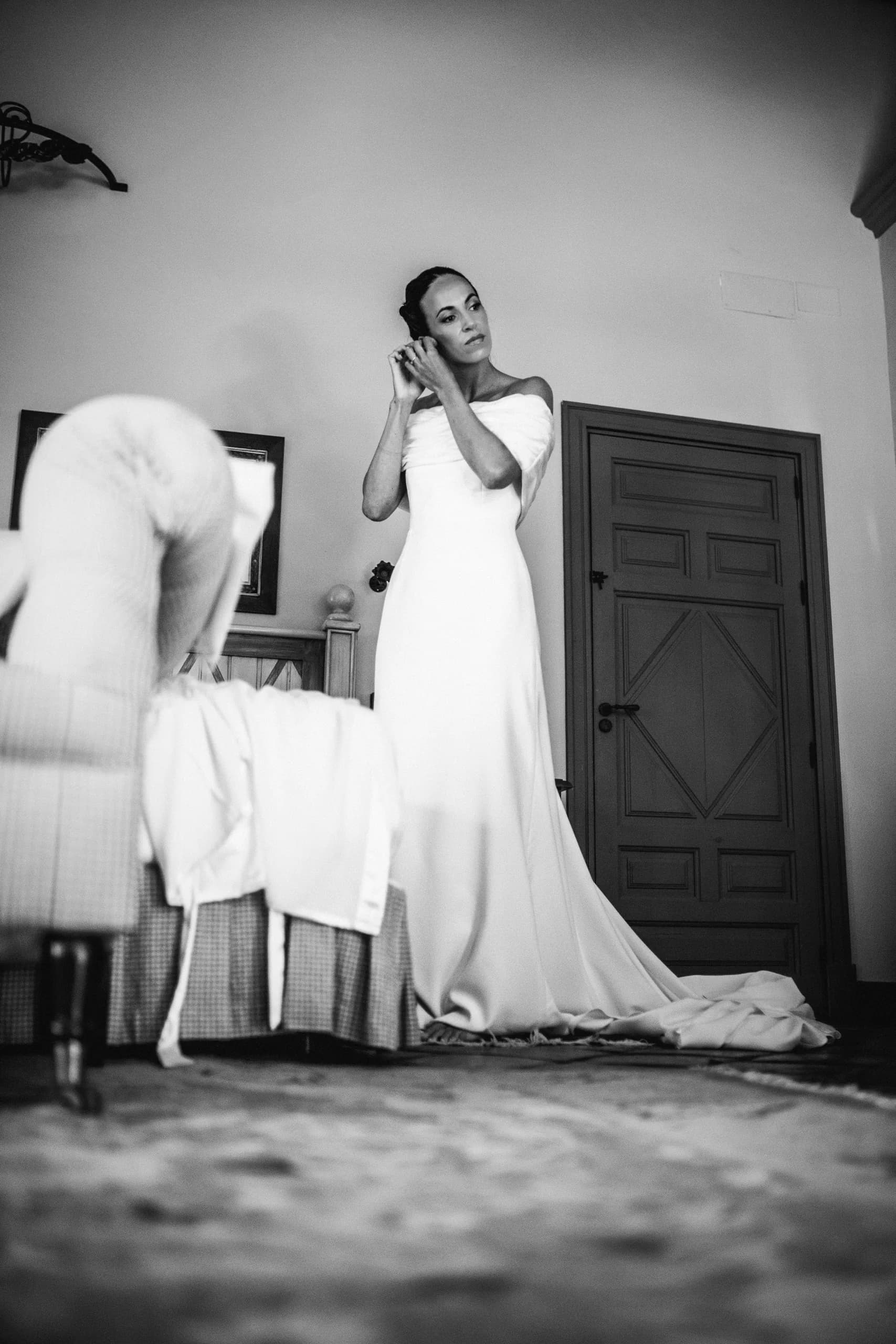 La novia llevándose las manos a la cara antes de salir, en blanco y negro