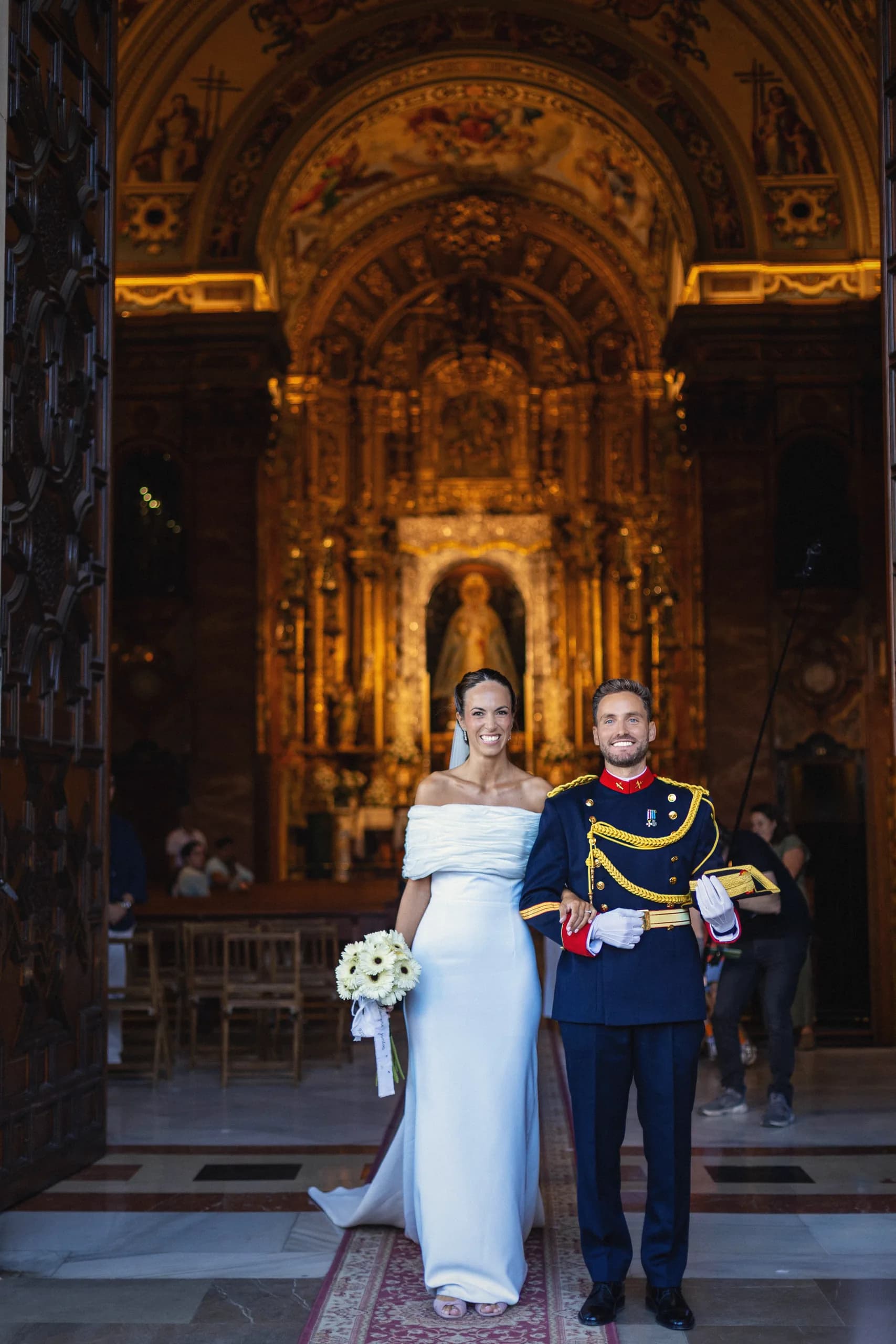 Los novios ante el retablo dorado, ya casados