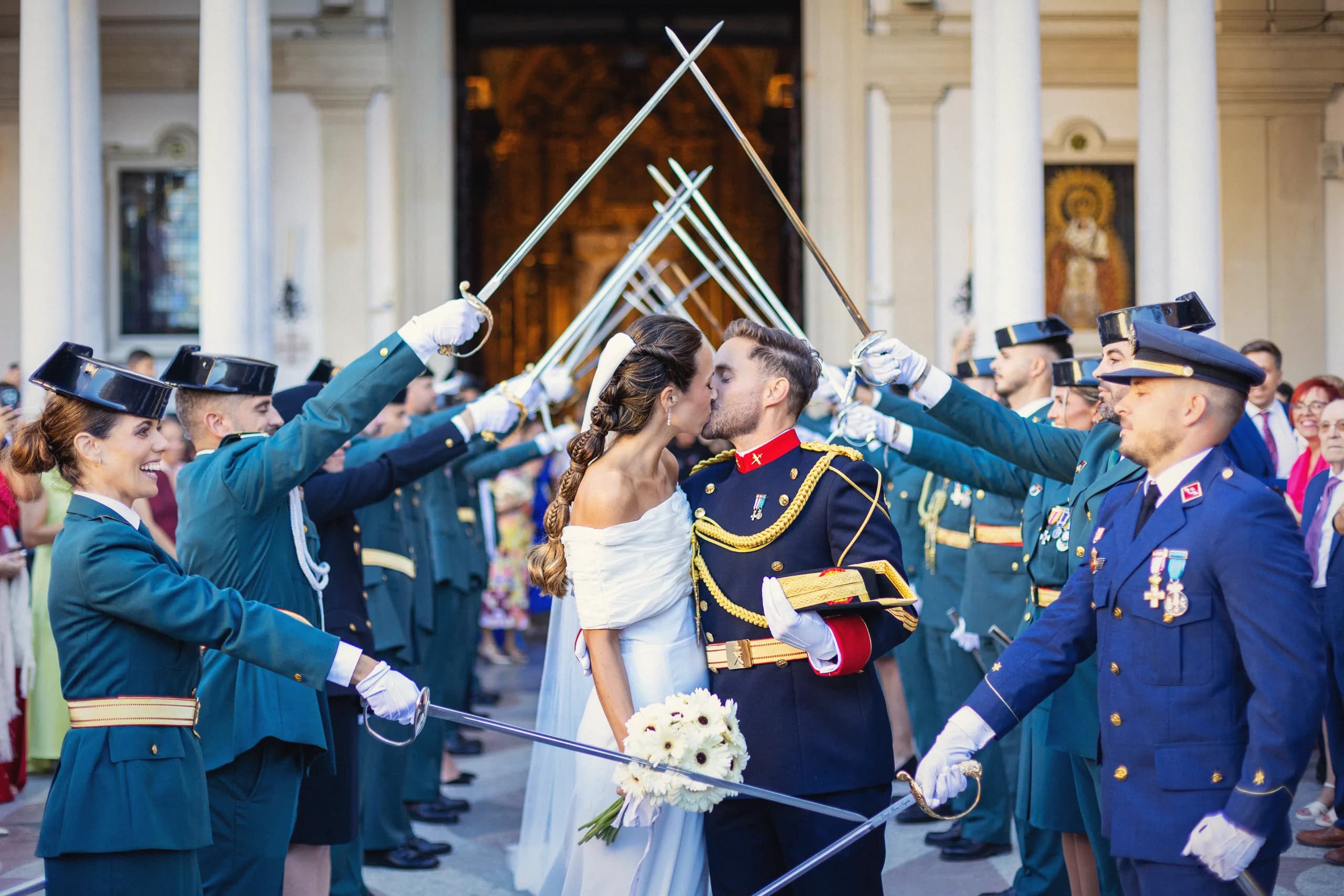 El beso de los novios bajo el arco de sables