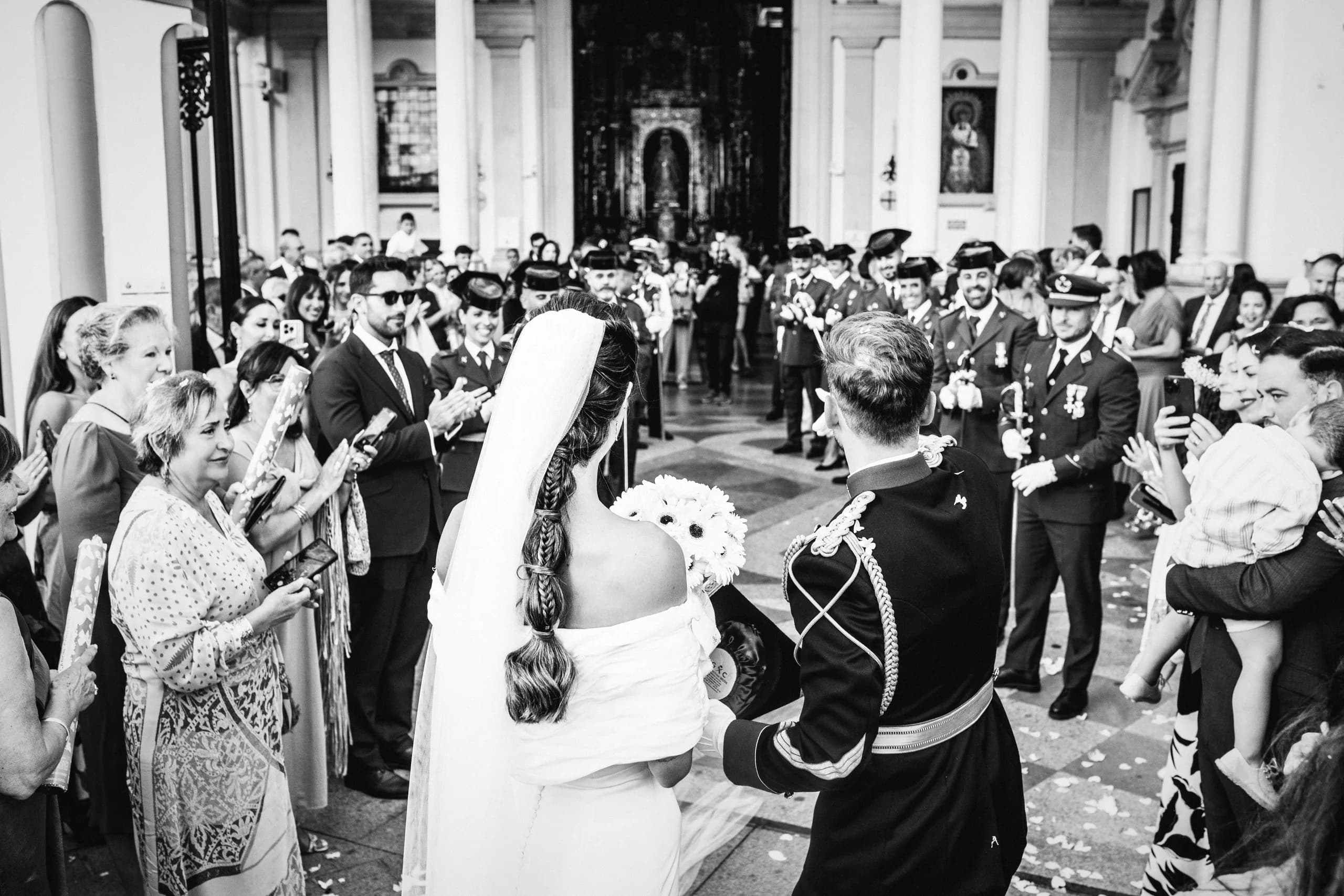 La salida entre los invitados con los sables levantados, en blanco y negro