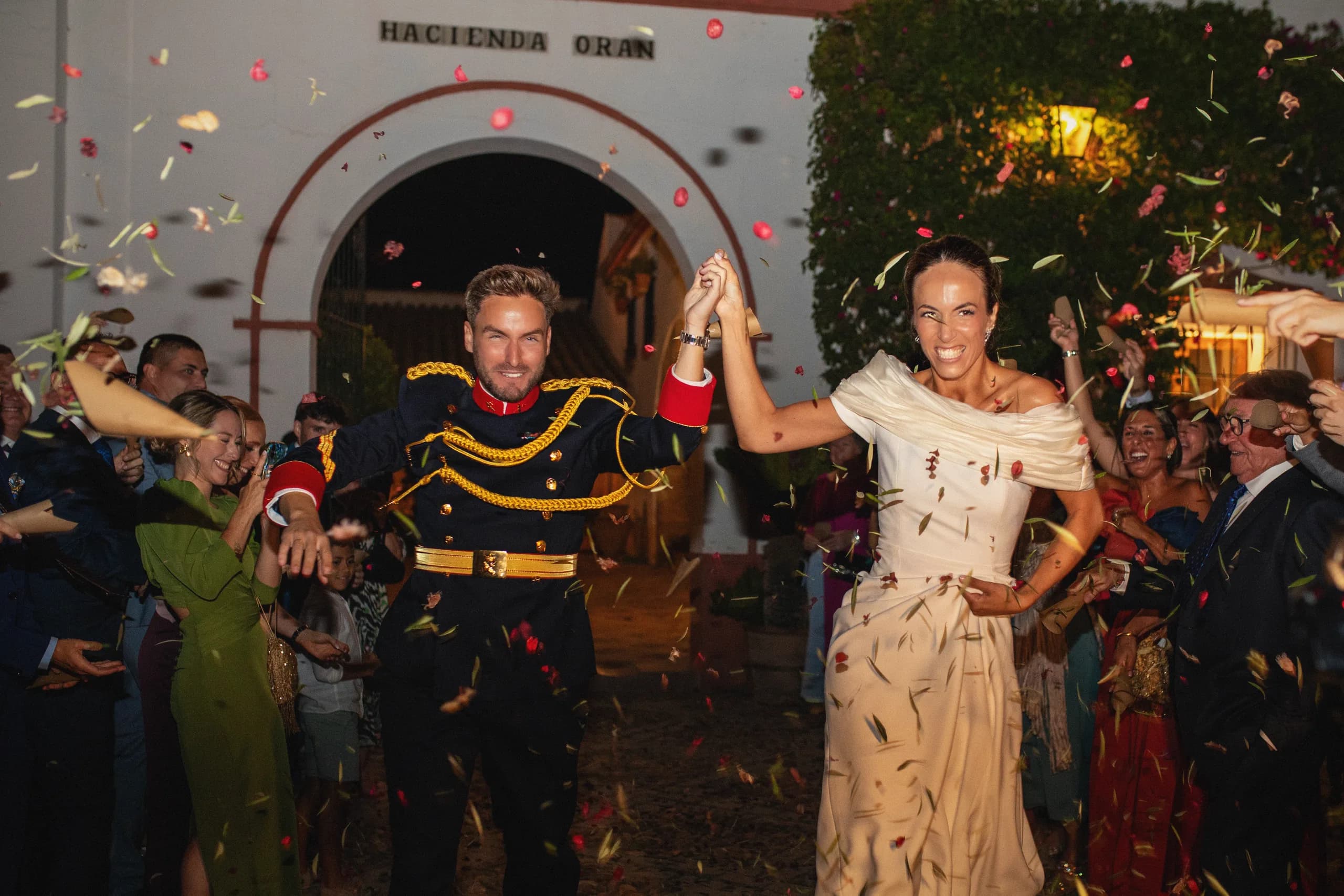 La entrada a la fiesta de la mano, entre pétalos