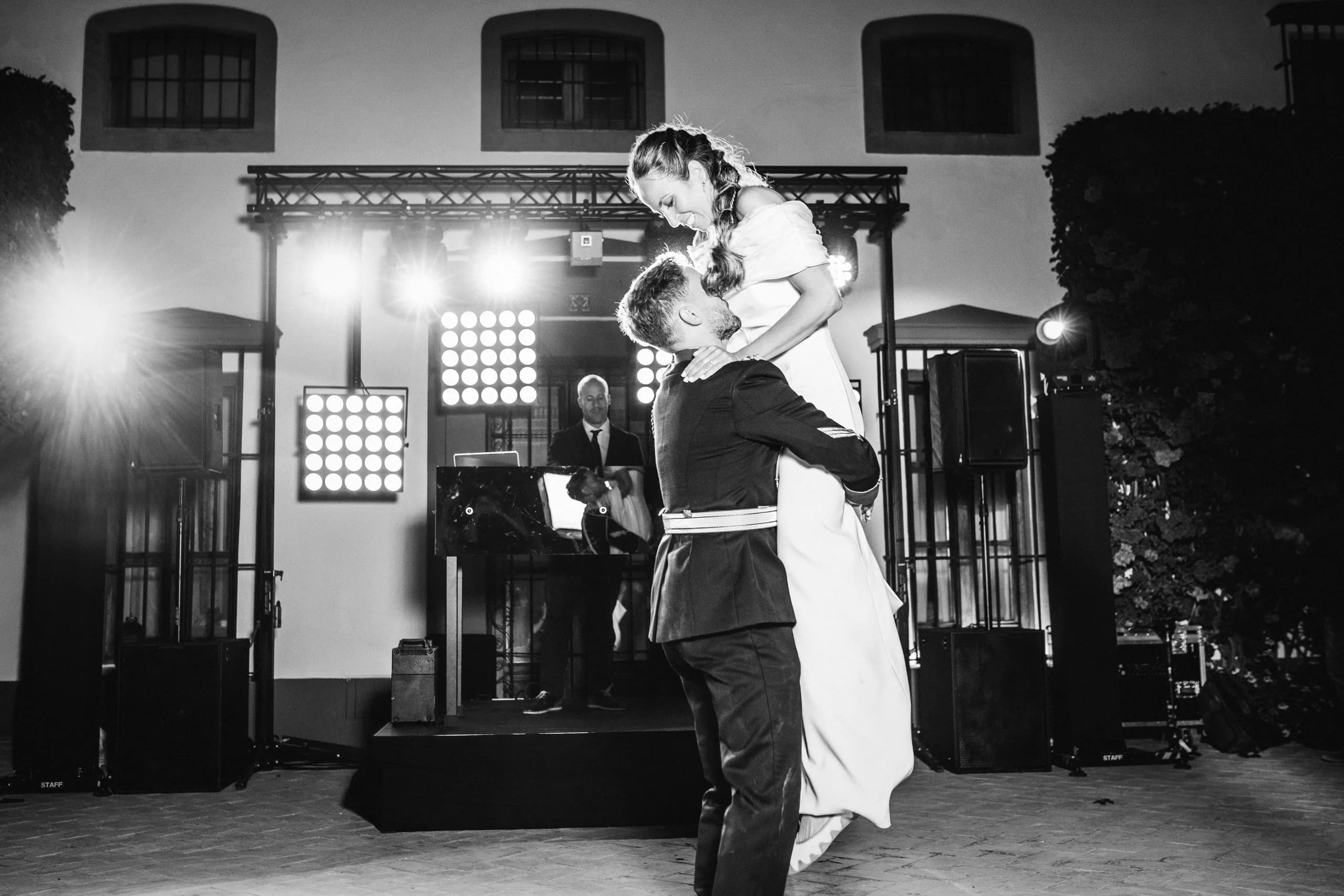 El baile de los novios bajo los focos, en blanco y negro