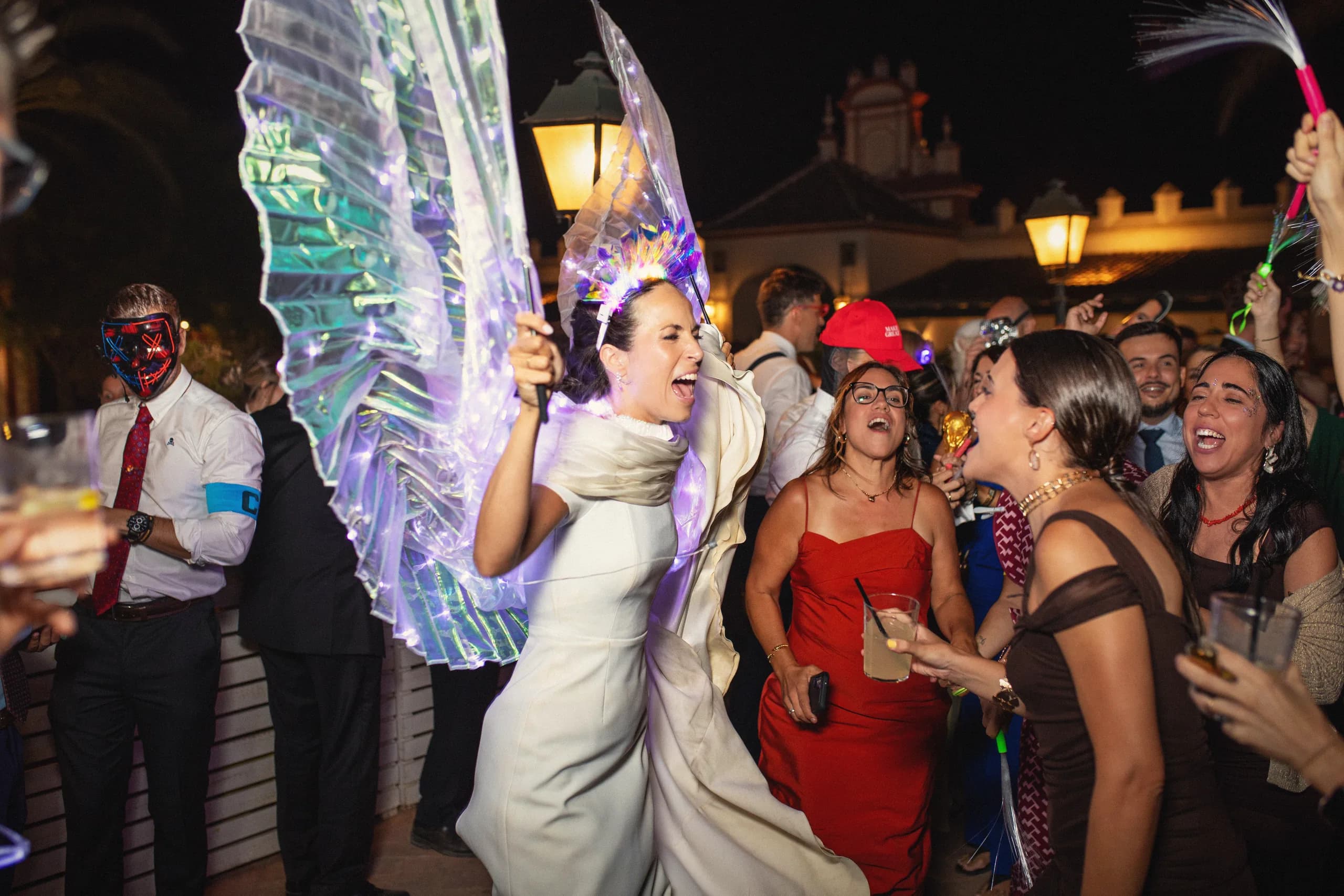 La novia bailando con unas alas de luz al final de la noche