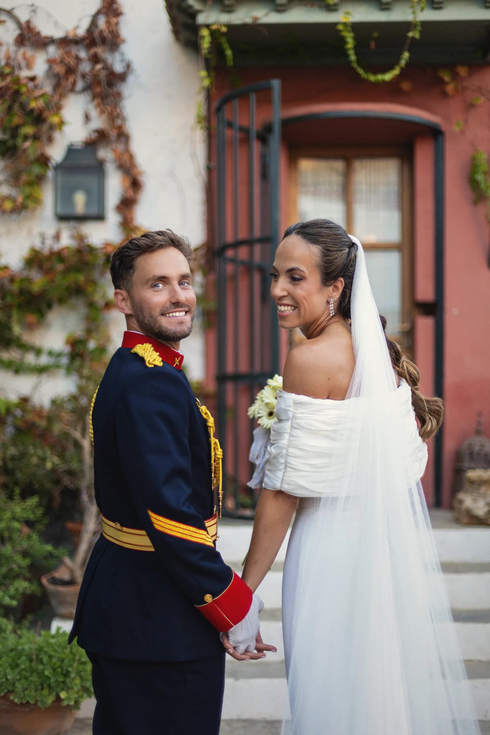 Los novios frente a frente ante la fachada de la hacienda