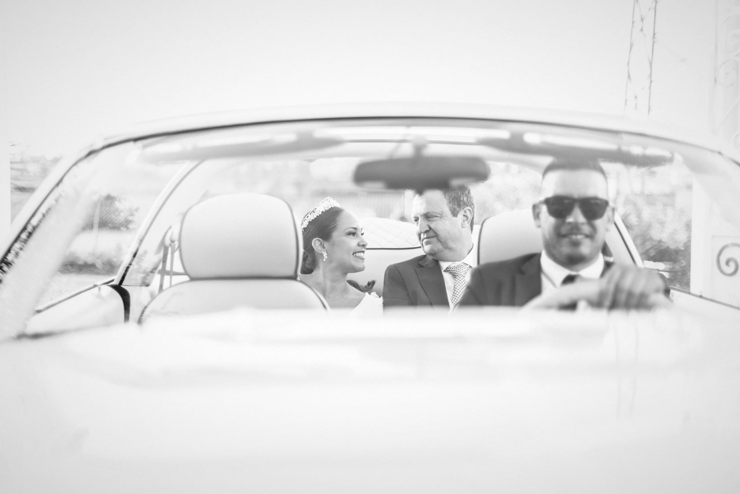 Los novios en el descapotable, en blanco y negro