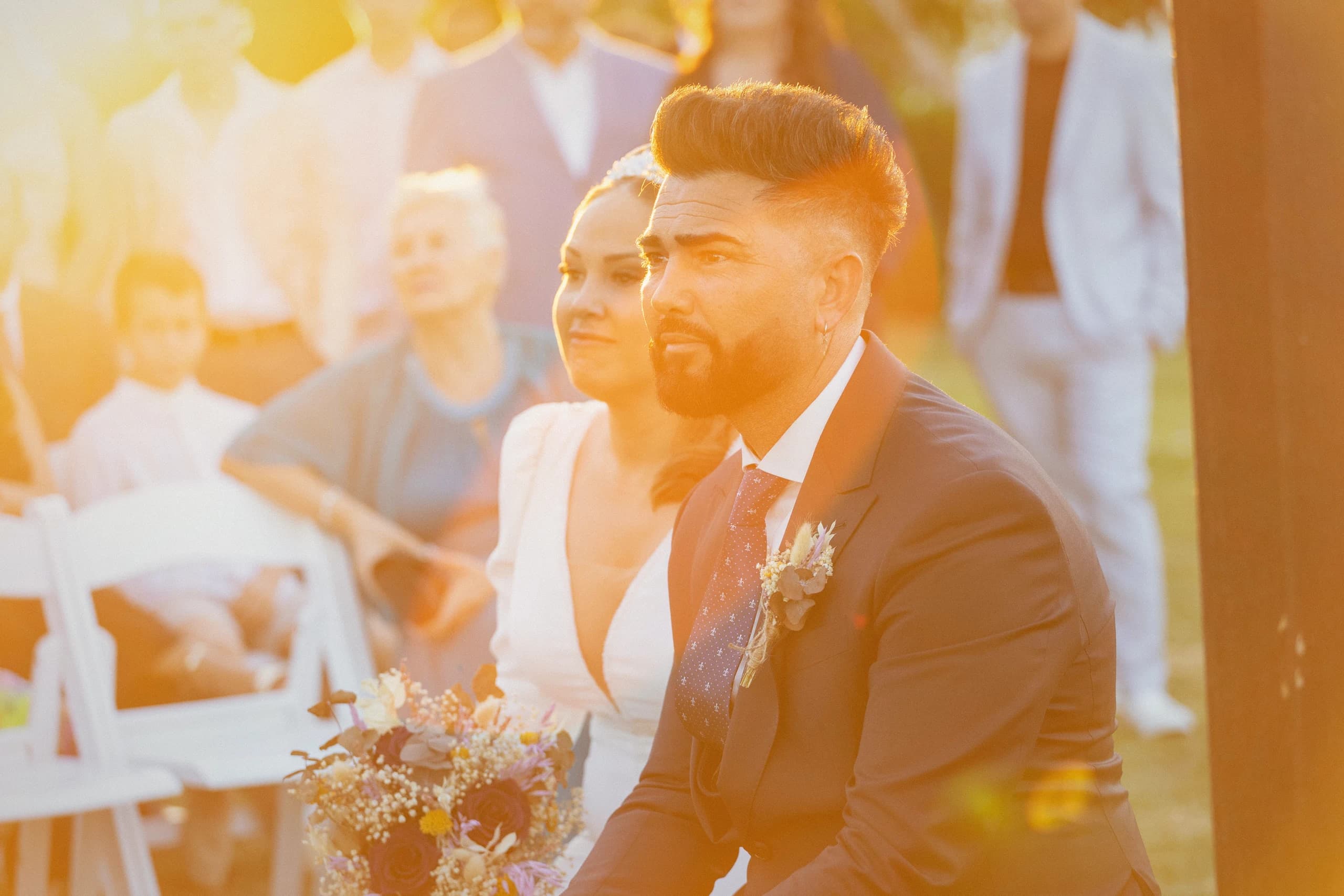 El novio emocionado durante la ceremonia, con la luz del atardecer