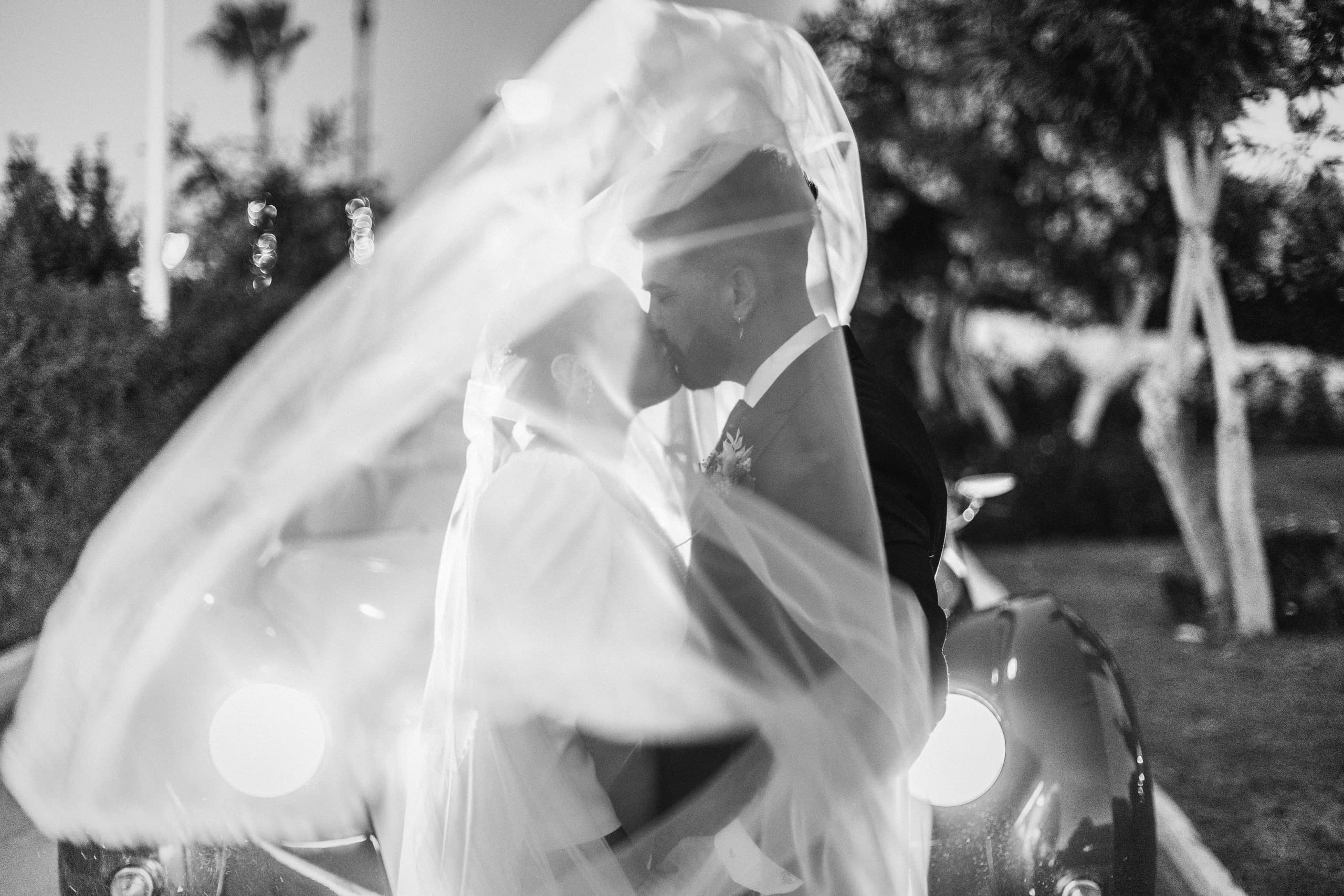 Los dos bajo el velo frente a los faros, en blanco y negro