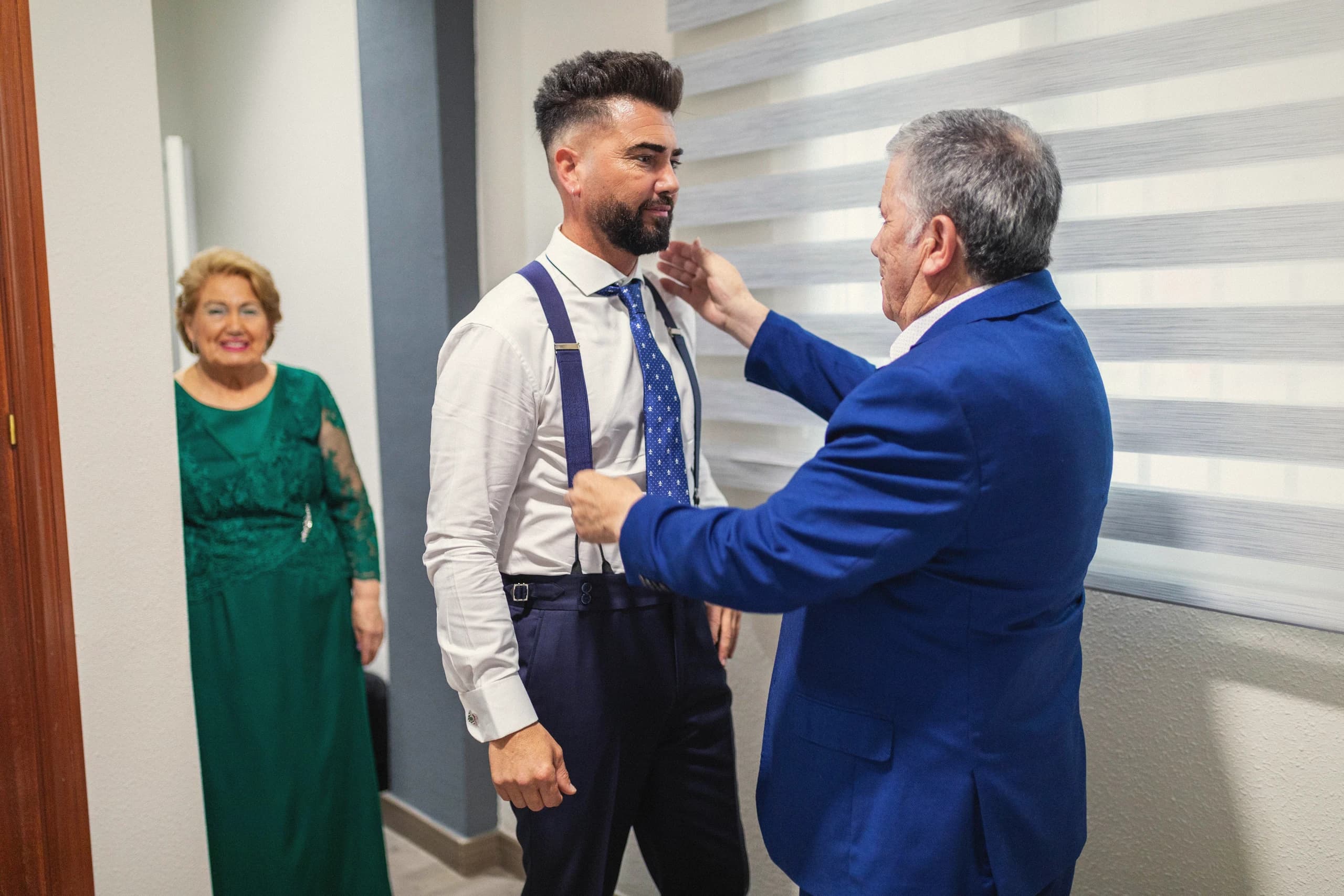 Rematándole el nudo de la corbata al novio antes de salir de casa