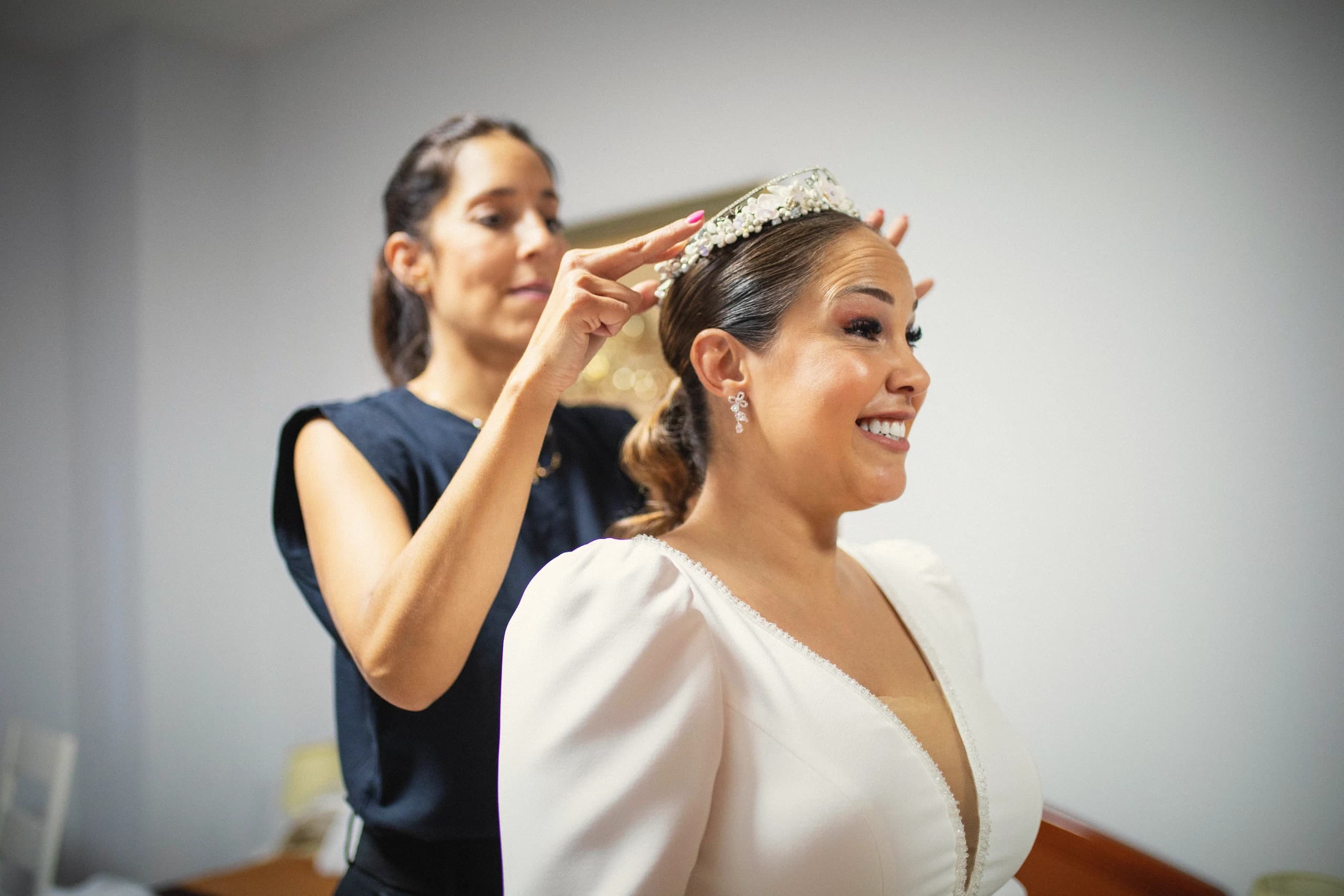Colocándole la peineta a la novia durante los preparativos