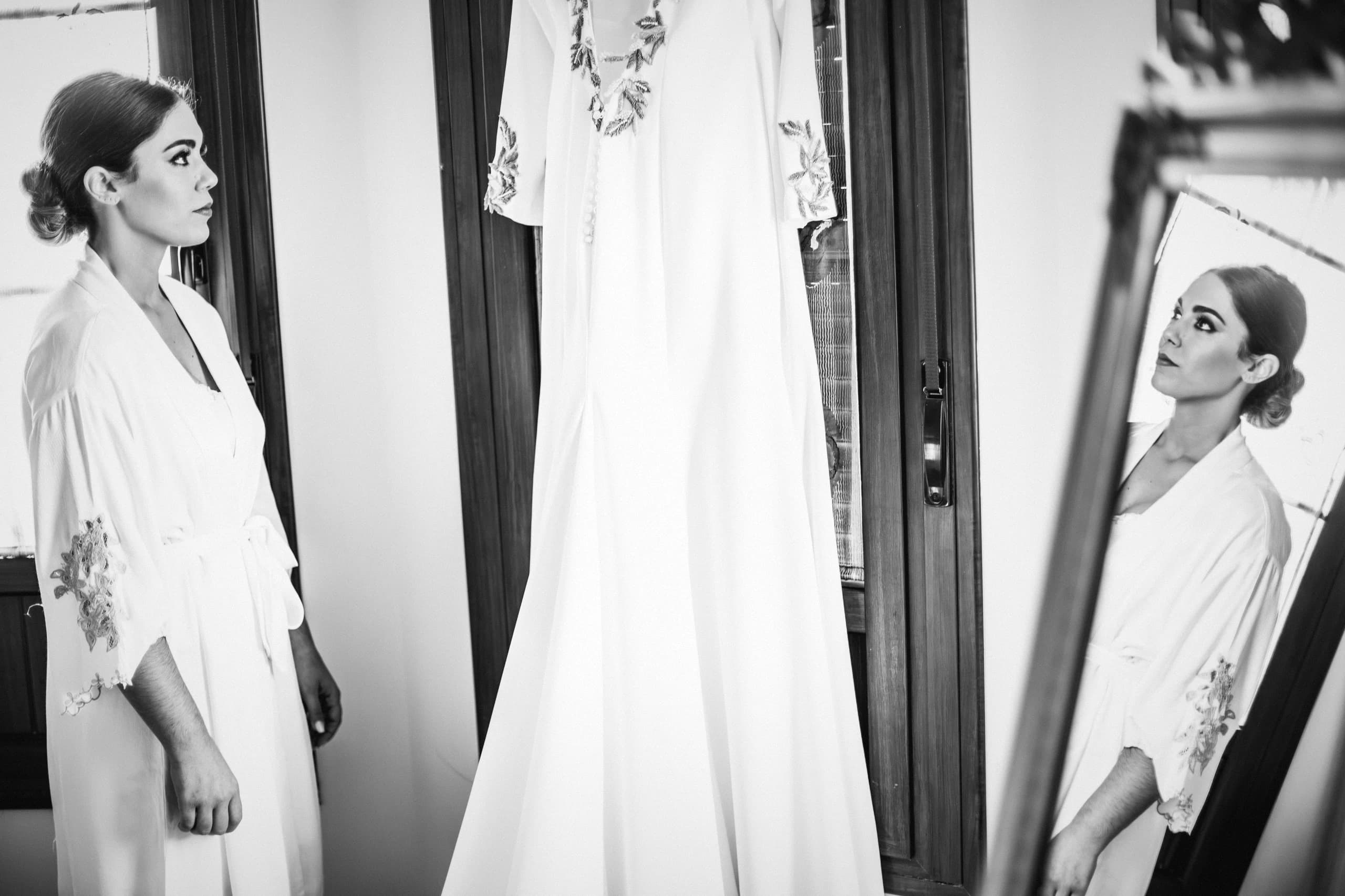 La novia y el vestido reflejados, en blanco y negro