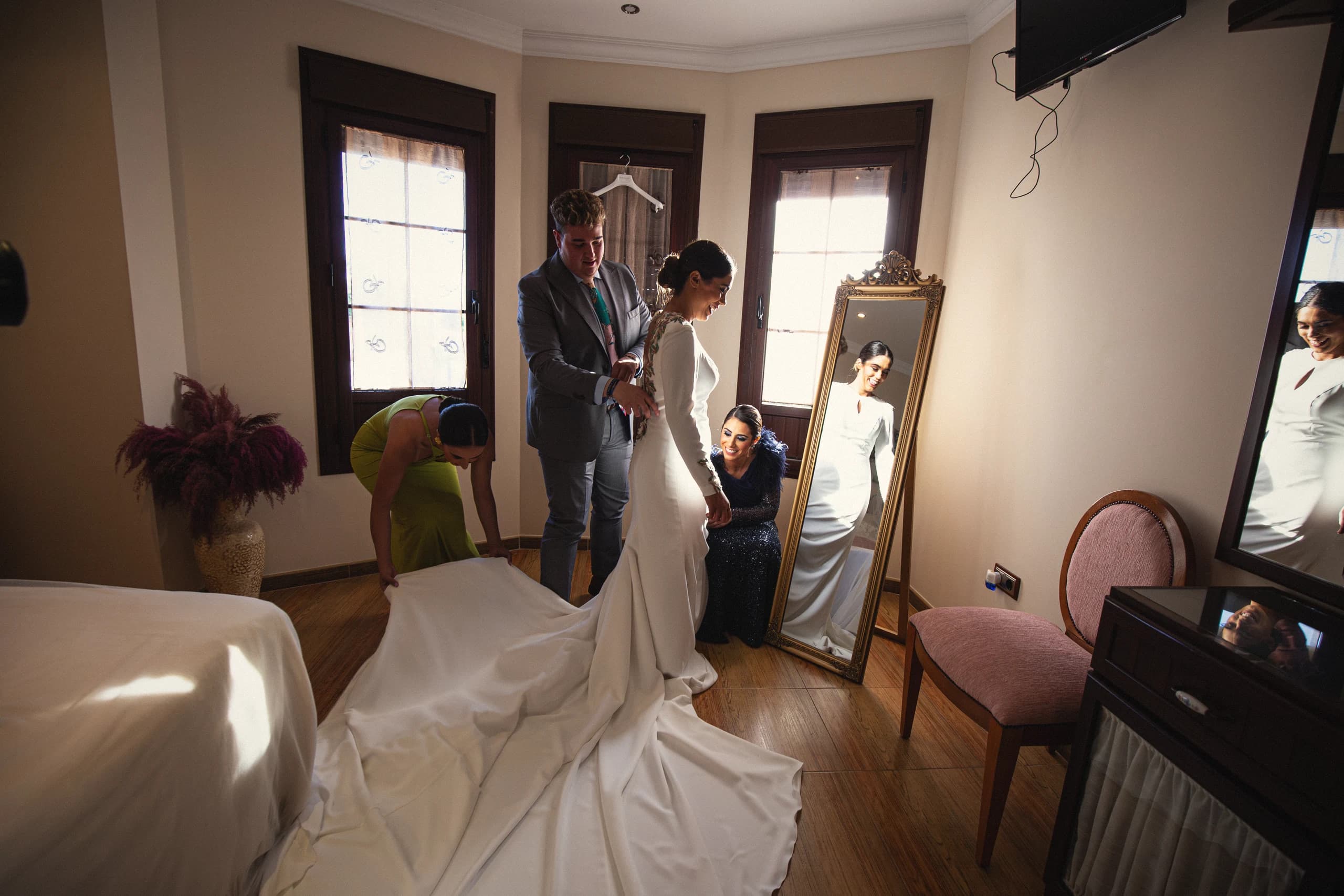 La novia vestida en la habitación con la familia